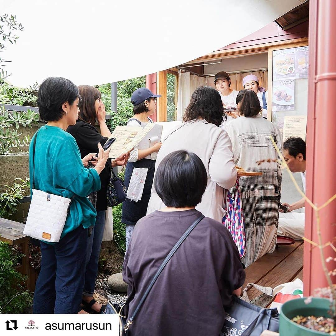 ヤミーさんのインスタグラム写真 - (ヤミーInstagram)「心から感謝します！！ 雨模様の中、イベントにお越し下さったみなさま、ほんとうにありがとうございました😊  私たちの活動はまだまだヨチヨチ歩きですが、確実に輪が広がっていっています。  “できる人ができることをできるだけ” 無理をせず、でも確実に前に進んで、生産者も消費者も美味しく楽しい未来になるように活動していきます！  #Repost @asumarusun with @use.repost ・・・ 1周年イベント「できたてヤマモモジェラートとバインミー」大盛況！ ご来場くださったみなさま、ありがとうございました！  お天気が微妙でしたが、イベント開始の11：00にピタッと雨が上がり、今年もオープンから閉店まで、次々とお客様が来店。 バインミーとソーダとジェラートを楽しんでいただきました。  ピクルスやパスタソース、ドライフルーツなどの加工品もたくさんの方に買っていただき、うれしかったです。 イベントに来てくださるみなさま、協力企業、スタッフとしてお手伝いしてくれる人たちのおかげで、１周年を迎えることができて、本当に感謝です。  これからも、「もったいないをおいしいに変えるフードロス活動」を続けていきますので、今後とも、どうぞよろしくお願いいたします。  今回販売した商品のレシピや活用法などのお役立ち情報をこちらのインスタでアップしていきます。 ぜひフォローしていただけるとうれしいです。  ジェラートは、今回作ったぶんがなくなるまで、引き続きasatte @asatte_no_gelato で販売していただきます。 新商品の「焼きナスとほうじ茶のジェラート」は大人気で残りわずか。 リニューアルしてさらにおいしくなった「手摘みヤマモモジェラート」は今週中くらいで完売しそうなので、まだ食べていない方は、ぜひ谷中のasatteへ😊  次回は、11月にある企業とのコラボイベントを計画中です。 詳細が決まり次第、こちらでお知らせするので、お楽しみに！  -------- ご協力いただいたみなさま、ありがとうございました！ 横田農場さん @yokota.farm  小山農園さん @misao831  さっちゃん農園 @zkn_sachan  調理:金子文恵さん @fumie823_cooking  撮影:さくらいしょうこ @sakusaku_chan  会場:asatte @asatte_no_gelato  --------  #やまもも　#ヤマモモ　#ヤマモモジェラート　#できたてジェラート　#バインミー　＃サンドイッチ　#ピクルス　#asatte　#アサッテ　#あさって　#無添加ジャム　 #農家のだいどこ　#あすまるさんキッチン　#フードロス　#食品ロス　#フードロス削減　#サスティナブル　#sdgs #食育　#アップサイクル　#社会貢献　#エシカル　#料理研究家　#もったいない　#もったいないをおいしいに #ヤミー　@ym_3stepcooking #ほりえさわこ @horiehiroko.sawako #中元千鶴 @chizuru.nakamoto」9月25日 20時40分 - ym_3stepcooking