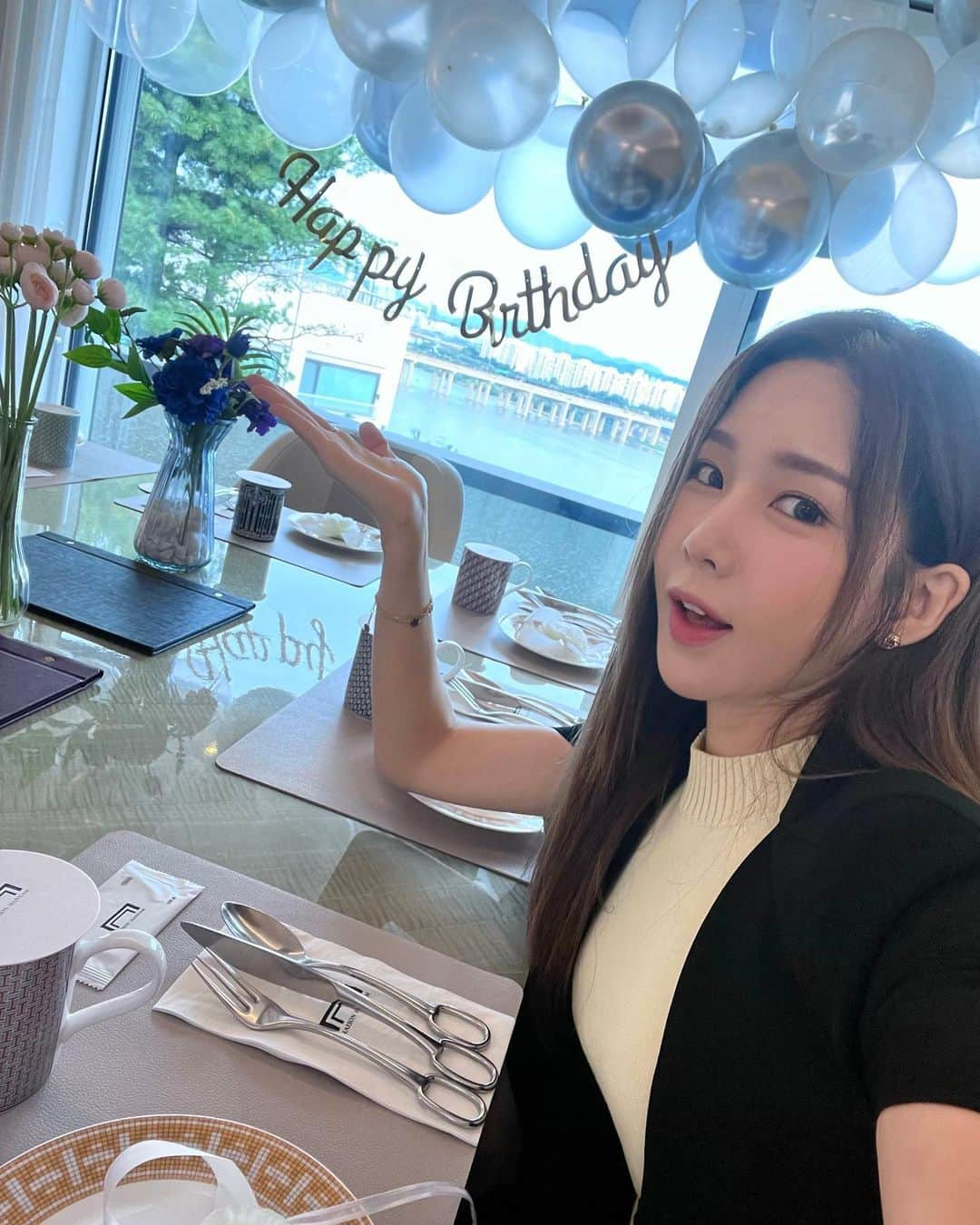 ウェイ さんのインスタグラム写真 - (ウェイ Instagram)「친구 생일인데 내생일인 척🤭ㅎㅎㅎ #메종한남 너어어어무 예쁘잖아… ✨ 내년 생일 여기 찜콩🫶🏻 생일축하해 내사랑들🫧🎂💕」9月25日 20時51分 - baysunny