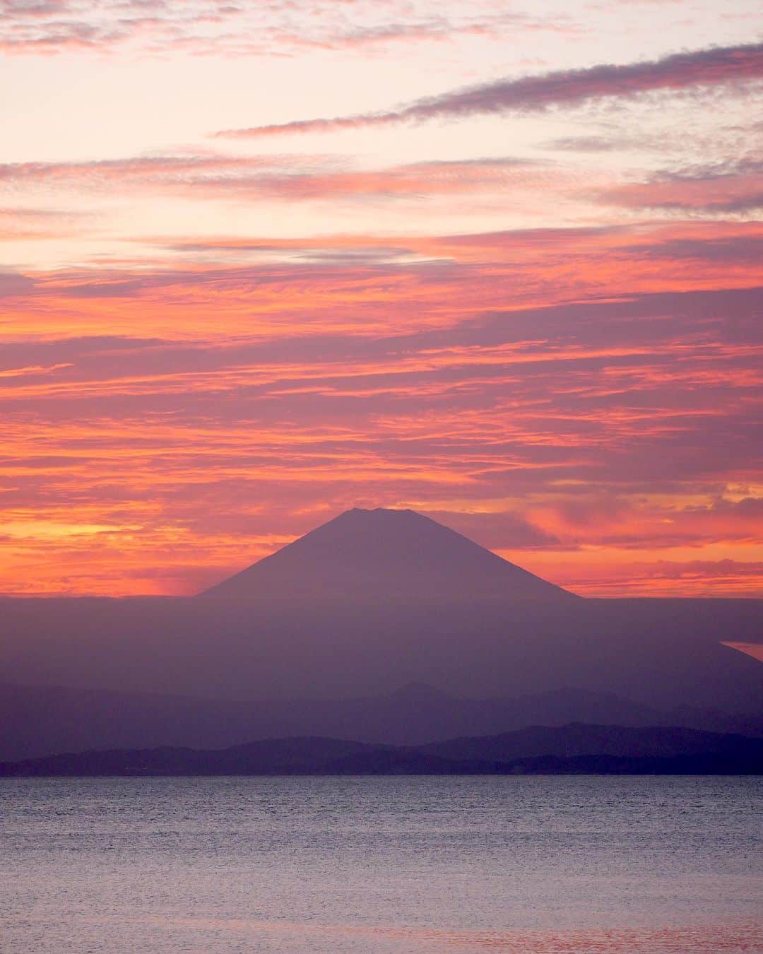 Hiroe Hiranoのインスタグラム：「今日のサンセット✨  富士山とピンクのグラデーションの空だったそう。 夫が撮ってきてくれました🩵　　  もう少ししたら、海の散歩ルーティンが再開👣 お出かけが楽しみ。  この数ヶ月の間、内なる自分に向けて ベクトルをしっかり向けている時間だったので。  かなり濃い時間でした💎 そして、まだまだ現在進行形。  息子のおかげだな。気づきのギフトをありがとう✨  もう少しで牡羊座の満月ですね🌕  ⁡#mywellbeing #マイウェルビーイング #family #家族　#アクティブバース #life #love #ハーフベイビー #国際結婚 #rainbowbaby #🌈　#レインボーベイビー #mindful #牡羊座のわたし♈️」