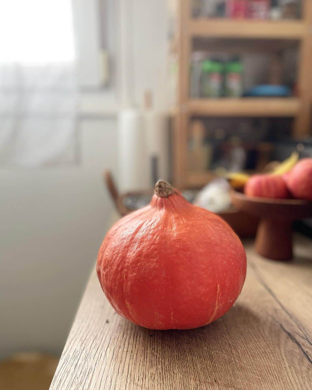 猫沢エミさんのインスタグラム写真 - (猫沢エミInstagram)「あらためてかぼちゃの話🎃  パリにさっさと秋がきて、私は素直に風邪をひいた。  しかしとても休める状況ではなく、2週間なんとかごまかしながら山場を越えたのだけど、体はそうとう疲れてしまった。  この2週間、プライベートのランデヴはすべてキャンセルして、仕事と休息で過ごしたけど、気晴らしできない鬱屈も高まってきたところで、週末、フランス人の友達の提案で、みんなで集まろうってことになった。  ところが、友達が不調でキャンセル。私たちは前の日に買っておいたポティロン（かぼちゃ）で、体があったまるクレーム・ドゥ・ポティロン（かぼちゃのポタージュ）を作ることに決めていたから、週末会のメンバーだったゆみこを呼んで、こじんまりスープとチーズと赤ワインを楽しんだ。  今日はマルシェのフロマージュリーで買った、作りたての生クリームがあるから、とびきり美味しく仕上がるぞ✨  そんなゆみこも疲れてた。そしてこれから2ヶ月の長丁場撮影に挑む。  私たちは10月、ほとんどレユニオン島にいる予定で、帰ってきて1週間後に、私は日本へ向かう予定。  ほぼ家族のゆみこと次に会えるのは12月か……。  会おうと思えば会える距離に住んでいるのに、それぞれのやるべきことが忙しくてなかなか会えないのはパリでも一緒。  そして、会ってる回数とか実際の距離は心の繋がりとはほぼ関係がないことも一緒だ。  #ねこしき にレシピあり〼　#猫沢飯　#猫沢エミのインターナショナル五十路ライフシフト  #猫沢エミリーパリへ行く」9月25日 20時45分 - necozawaemi