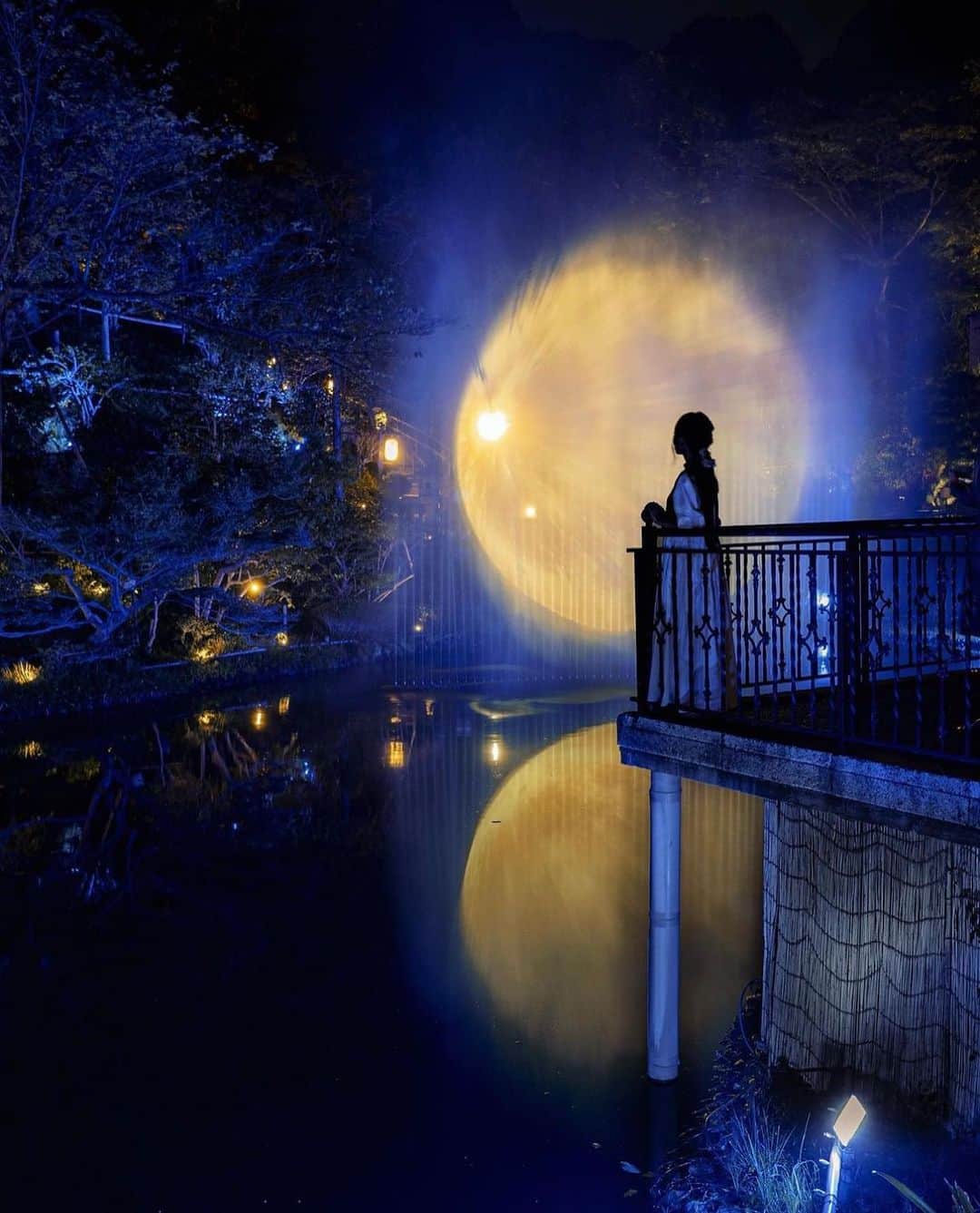 のインスタグラム：「. この秋新たに始まりました庭園演出『TOKYO  MOON』🌕  素敵なご投稿をありがとうございました♡ @kaneko.sat   月夜の風景やお月見を楽しむシーンなど、"月"の写真・動画を募集するフォトキャンペーンを開催中📷  We're looking forward to seeing your photos or videos related to the moon. They can be of a moonlit night, moon-watching fun, the garden at Hotel Chinzanso Tokyo under the light of the moon, or other beautiful lunar spectacles.  素敵なご投稿をいただいた中より、ホテルご宿泊券やディナー券などが当たります！  ホテル椿山荘東京以外で撮影された写真・動画でもご応募OKです！  この投稿に「月」とコメントすると、DMにてフォトキャンペーンのご案内をお送りします！  たくさんのご応募お待ちしております✨  @hotelchinzansotokyo_official  #tokyomoon_hct」