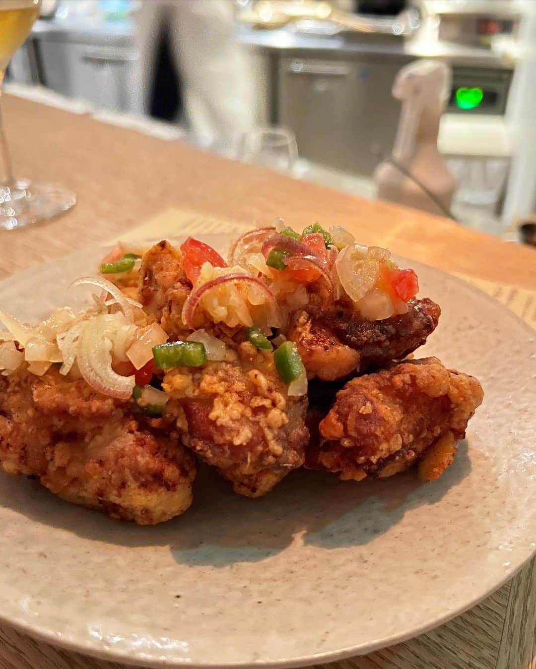 本谷亜紀さんのインスタグラム写真 - (本谷亜紀Instagram)「最近一番好きなお店😋早くも二回目の訪問。肉じゃがとかポテサラとか定番のメニューに、スパイスやハーブを使っていてどこにも無い味わいになってるの。優しい味、でもとにかく美味しい！  ㅤㅤㅤㅤㅤㅤㅤㅤㅤㅤㅤㅤㅤ 最後のアジアンな麺もすごく気に入った！年内にもう一回は行きたいな☺️ #toco #代官山グルメ　#ラーメン #らーめん #麺スタグラム #つけ麺 #ランチ #中華そば #🍜」9月25日 20時46分 - akichi0518_ramen