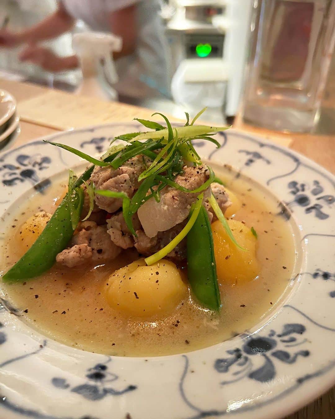 本谷亜紀のインスタグラム：「最近一番好きなお店😋早くも二回目の訪問。肉じゃがとかポテサラとか定番のメニューに、スパイスやハーブを使っていてどこにも無い味わいになってるの。優しい味、でもとにかく美味しい！  ㅤㅤㅤㅤㅤㅤㅤㅤㅤㅤㅤㅤㅤ 最後のアジアンな麺もすごく気に入った！年内にもう一回は行きたいな☺️ #toco #代官山グルメ　#ラーメン #らーめん #麺スタグラム #つけ麺 #ランチ #中華そば #🍜」
