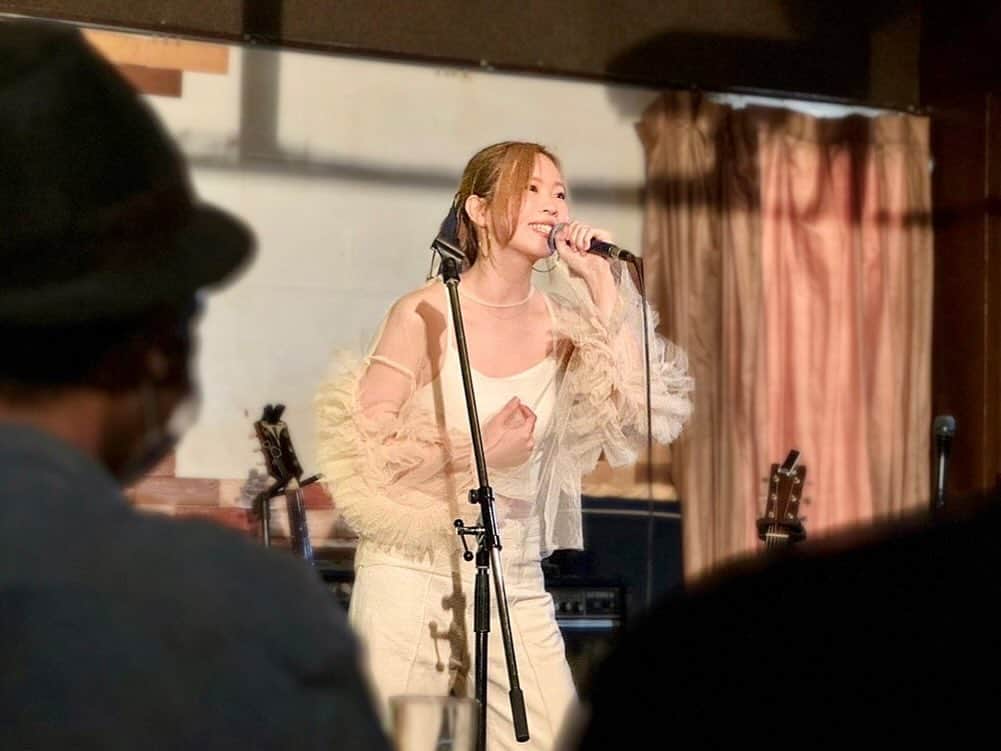 伊藤菜々子のインスタグラム：「昨日はモール街・だいだいでライブでした😆ありがとうございました！！  ブログ↓ https://ameblo.jp/sevenana0215/entry-12821951476.html」