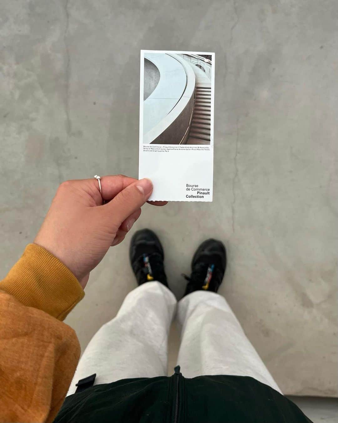 のインスタグラム：「🍊  パリ最終日は ピノー・コレクションを見て 古着屋さん巡り🧺  さすが、パリ、、、 可愛いお洋服が格安で沢山あり 私も5〜6アイテムほどgetしちゃいました🧈🤍  ちなみに今着ているイエローのスウェットは600円ほど🧘✨ 購入したお店は1番最後の載せています🪿  tops... used vest... @daiwapier39_official  pants... @somom_and_co  shoes... @salomon_japan  bag... @champion_japan  . . .  #ootd#日々#シンプル#シンプルコーデ#メンズライク #夏コーデ#サムオム#somomandco#サムオムアンドコー#シティーポップ#シティボーイ #シティポップ#ストリートシック#ストリートコーデ #ストリート#アウトドアファッション#popey#ポパイ#cityboy#citystyle#daiwapier39 #ベスト#スウェットパンツ#古着#vintage#salomon#salomonxt6」