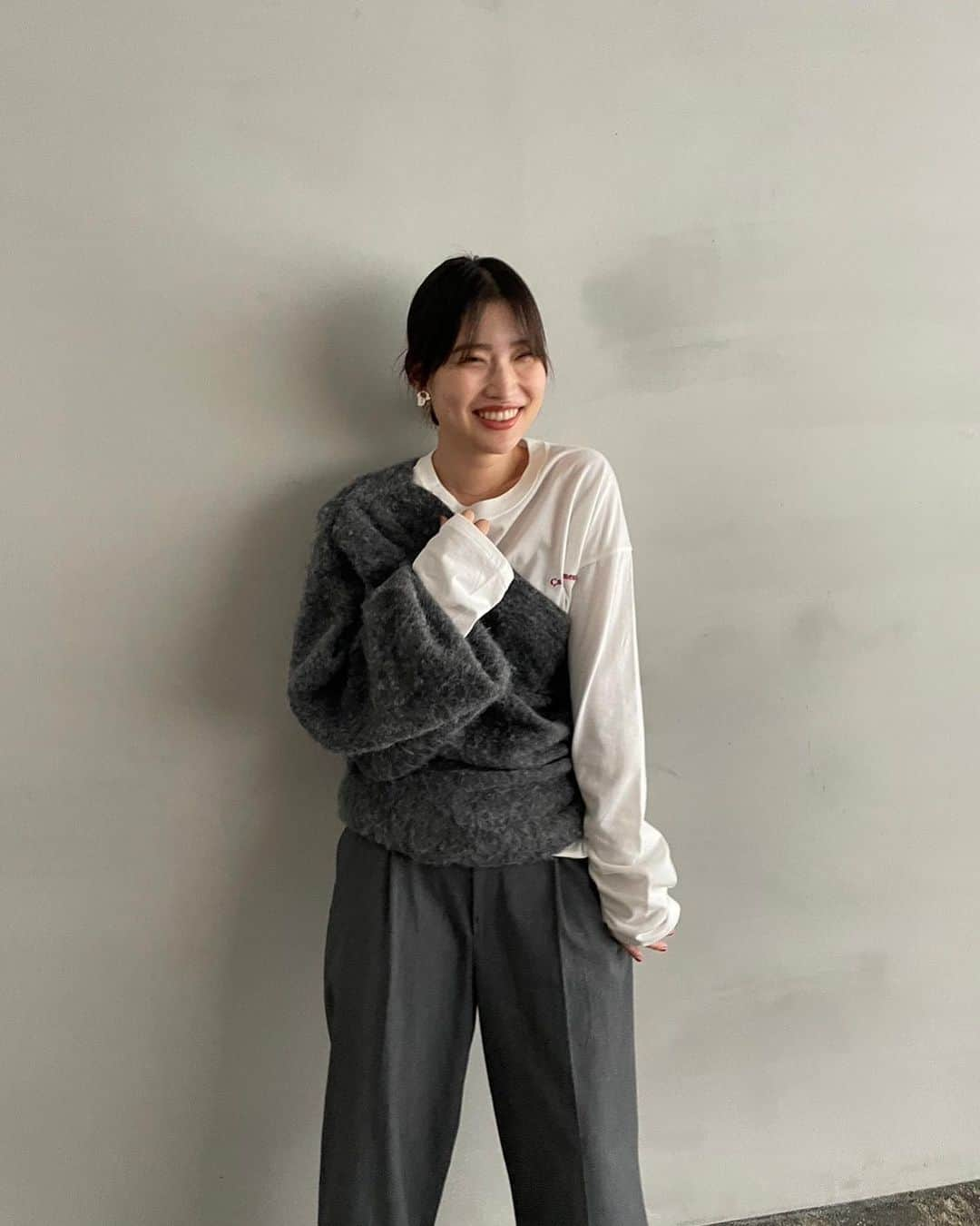 ETRÉ TOKYO ストアさんのインスタグラム写真 - (ETRÉ TOKYO ストアInstagram)「@etretokyo  【9/28 New Arrival】 ㅤㅤㅤ ㅤㅤ #ETREへアリーワンショルニットプルオーバー GREY / BEIGE F size ¥24,200(tax in)  ㅤㅤㅤ  新宿スタッフ @etretokyo_nami 167cm  ㅤㅤㅤ本社スタッフ @sakiko_113 154cm @etretokyo_sorami 162cm  ㅤㅤㅤ 着用カラー：GREY  - - - - - - - - - - - - - - - - - - - - - - - - - - - -  商品詳細はTOPページURLよりチェック🔍 ›› @etretokyo_store  ㅤㅤㅤ スタッフコーディネートも毎日更新中【 #etretokyo_staff_ootd 】をフォロー🐿️  TOPページの"フォロー中"から 気になるスタッフのアカウントをフォロー🤝  ㅤㅤㅤ ㅤㅤ  - - - - - - - - - - - - - - - - - - - - - - - - - - - - ⁡  【INFORMATION】 ⁡ㅤㅤㅤ ⁡ ※ 9/28(木)発売のアイテムは 9/29(金)12:00よりお在庫のある場合、ルミネカード会員様限定で店舗通販のご利用が可能です。  ⁡ ※お電話がつながりにくい可能性がございます。 ⁡ ※また混雑時には入場制限及び 試着点数の制限を設けさせて頂きます。 予めご了承ください。 ⁡ ⁡ ご理解、ご協力を賜りますよう 心よりお願い申し上げます。   ㅤㅤㅤ 【LUMINE SHINJUKU STORE】 ETRÉ TOKYO ルミネ新宿2店 TEL：03-5989-0979  ー営業時間ー (平日、土日祝)11:00-21:00 ⁡  #etretokyo#etre#fashion#etretokyoshinjuku #etre#2023etre#etretokyo_staff_ootd#2023aw #大人ファッションコーデ #シンプルスタイル #白黒コーデ  #オトナカジュアルコーデ #フラットシューズ #秋先取り #ワンショルダー #グレーニット」9月25日 20時59分 - etretokyo_store