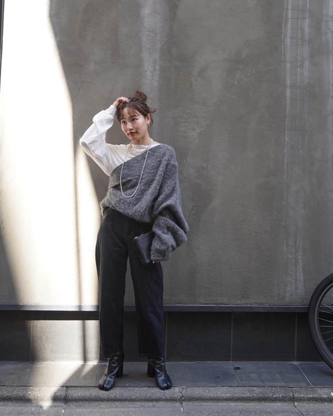 ETRÉ TOKYO ストアのインスタグラム：「@etretokyo  【9/28 New Arrival】 ㅤㅤㅤ ㅤㅤ #ETREへアリーワンショルニットプルオーバー GREY / BEIGE F size ¥24,200(tax in)  ㅤㅤㅤ  新宿スタッフ @etretokyo_nami 167cm  ㅤㅤㅤ本社スタッフ @sakiko_113 154cm @etretokyo_sorami 162cm  ㅤㅤㅤ 着用カラー：GREY  - - - - - - - - - - - - - - - - - - - - - - - - - - - -  商品詳細はTOPページURLよりチェック🔍 ›› @etretokyo_store  ㅤㅤㅤ スタッフコーディネートも毎日更新中【 #etretokyo_staff_ootd 】をフォロー🐿️  TOPページの"フォロー中"から 気になるスタッフのアカウントをフォロー🤝  ㅤㅤㅤ ㅤㅤ  - - - - - - - - - - - - - - - - - - - - - - - - - - - - ⁡  【INFORMATION】 ⁡ㅤㅤㅤ ⁡ ※ 9/28(木)発売のアイテムは 9/29(金)12:00よりお在庫のある場合、ルミネカード会員様限定で店舗通販のご利用が可能です。  ⁡ ※お電話がつながりにくい可能性がございます。 ⁡ ※また混雑時には入場制限及び 試着点数の制限を設けさせて頂きます。 予めご了承ください。 ⁡ ⁡ ご理解、ご協力を賜りますよう 心よりお願い申し上げます。   ㅤㅤㅤ 【LUMINE SHINJUKU STORE】 ETRÉ TOKYO ルミネ新宿2店 TEL：03-5989-0979  ー営業時間ー (平日、土日祝)11:00-21:00 ⁡  #etretokyo#etre#fashion#etretokyoshinjuku #etre#2023etre#etretokyo_staff_ootd#2023aw #大人ファッションコーデ #シンプルスタイル #白黒コーデ  #オトナカジュアルコーデ #フラットシューズ #秋先取り #ワンショルダー #グレーニット」
