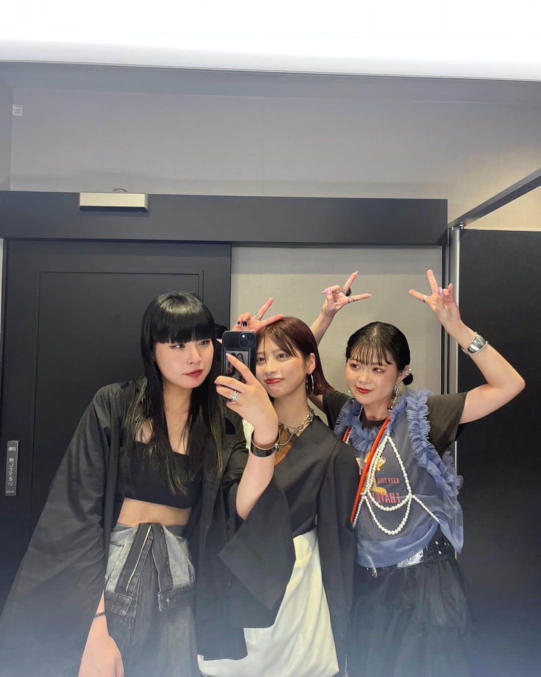 のインスタグラム：「.  ハレレ会やっとできた🖤🤍💙 ⁡ ⁡ ポンコツなわたしをいつも支えてくれてるみんな🥹 いつもありがと〜！これからもよろしくね☺︎ ⁡ ⁡ またみんなで女子会できたらいいな〜🍻 ⁡ ⁡ ⁡ ⁡ ⁡ ⁡ ⁡ ⁡ ⁡ ⁡ ⁡ ⁡ ⁡ ⁡ ⁡ #女子会 #ハレレディース #ハレレ #チームルミネエスト」