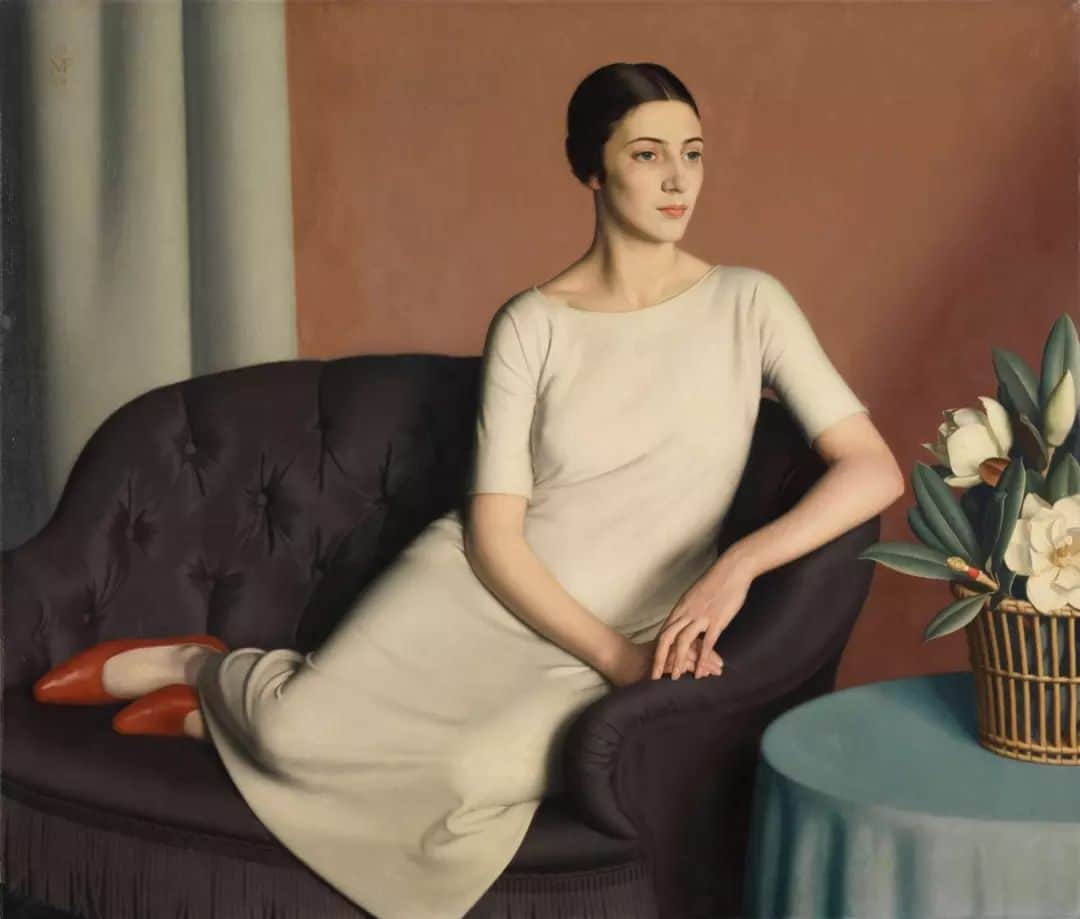 のインスタグラム：「How long could you hold a single pose for? 🧘  Marguerite Kelsey was a professional artist’s model in the 1920s and 1930s, renowned for her gracefulness and ability to hold poses for a long time. She first began posing at the age of 15 in 1924, and became so popular that she was often booked months in advance.  This portrait by Meredith Frampton, dated 1928, shows Kelsey in a dress made by the artist's mother, Lady Frampton, with the artist also choosing the shoes. They are both classical and, being uncorseted, deliberately modern. The simple, short-sleeved pale tunic dress worn with low-heeled shoes and her straight hair were all essential elements of the fashionable boyish ‘garçonne style’ created by the couturiers Coco Chanel and Jean Patou from the mid-1920s.  Frampton would often spend an entire year perfecting a single painting, but this portrait was painted quickly because, Frampton noted, the fresh magnolias would not last long. 🥀」