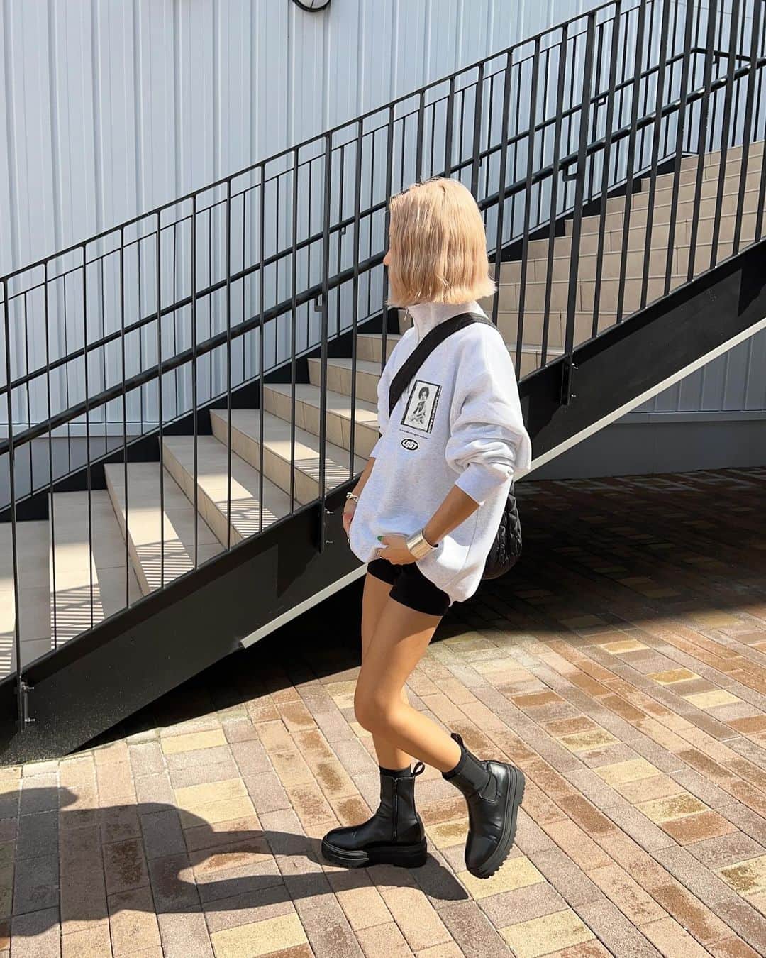 annaのインスタグラム：「.  @lung.official の新作出たら かなりの確率でgetしてる〜❤️‍🔥 毎回プリントが可愛んだよ🥳🥳  今回のもツボだし ハーフジップも最高に好き🫶  #秋コーデ#ハーフジップ#大人カジュアルコーデ#カジュアルコーデ#158cmコーデ#骨格ナチュラルコーデ#きょこ#30代ファッション#30代コーデ」