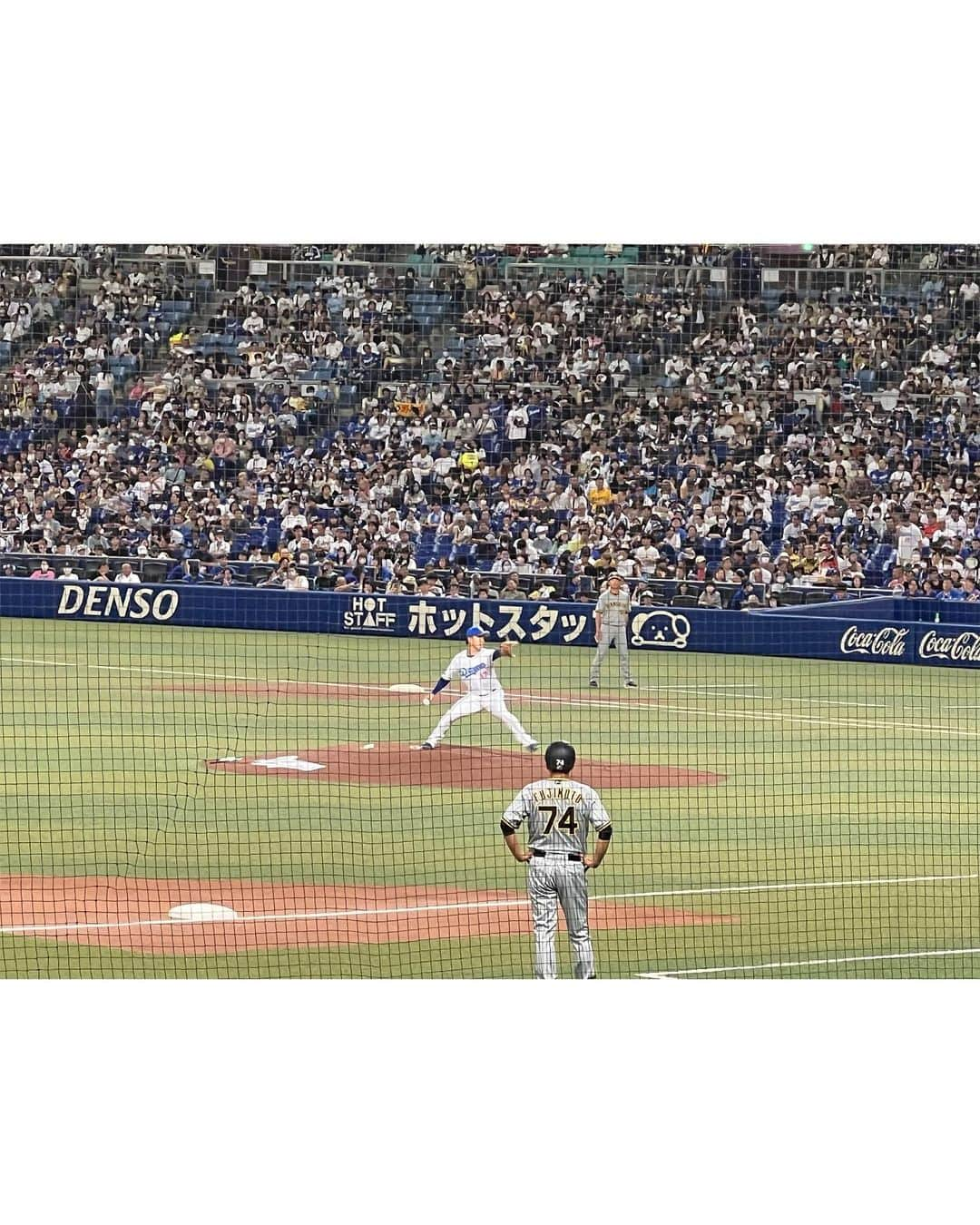 沢井里奈さんのインスタグラム写真 - (沢井里奈Instagram)「⠀ ⠀ 今シーズンラスト観戦🏟✨  鷲尾さんの国歌独唱、鳥肌立ちました。 生で歌声を聴くのは何年かぶりだったので ほんとに感動😭✨綺麗な歌声でした🥹🌸  試合はもどかしかったけど、 今日は勝ったからよかった💐🤍 ドラゴンズが大好き🥰  食べたものよく質問頂くので、 載せておきますね🤣🤣🤣 🍚キノタク丼(3回目) 🍟ポテト(写真撮り忘れ) 🍦アイス  急遽一人観戦だったので、 1.2枚目は少し前のものです🥺💭 ⠀ ⠀ #dragons #中日ドラゴンズ」9月25日 20時52分 - sawairina