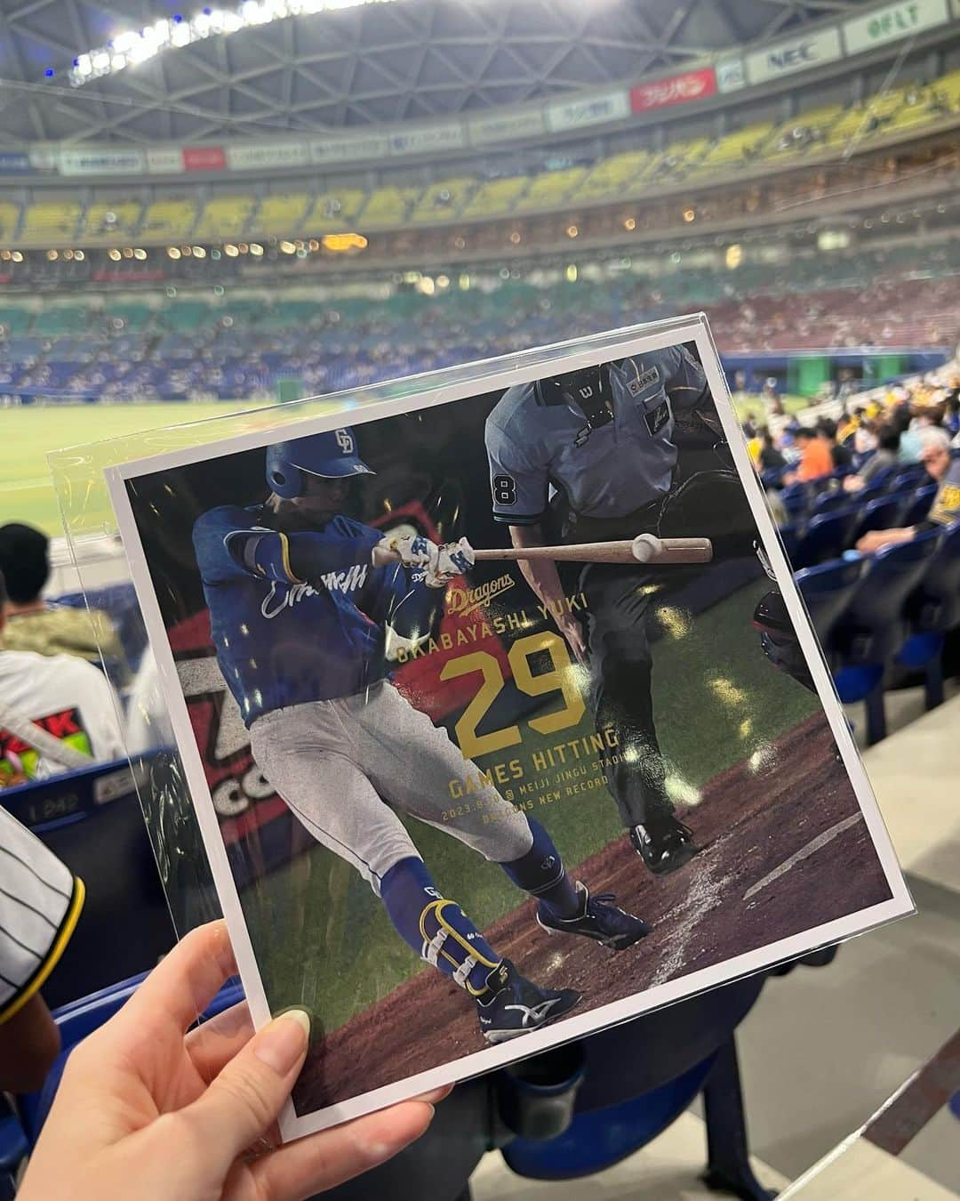 沢井里奈さんのインスタグラム写真 - (沢井里奈Instagram)「⠀ ⠀ 今シーズンラスト観戦🏟✨  鷲尾さんの国歌独唱、鳥肌立ちました。 生で歌声を聴くのは何年かぶりだったので ほんとに感動😭✨綺麗な歌声でした🥹🌸  試合はもどかしかったけど、 今日は勝ったからよかった💐🤍 ドラゴンズが大好き🥰  食べたものよく質問頂くので、 載せておきますね🤣🤣🤣 🍚キノタク丼(3回目) 🍟ポテト(写真撮り忘れ) 🍦アイス  急遽一人観戦だったので、 1.2枚目は少し前のものです🥺💭 ⠀ ⠀ #dragons #中日ドラゴンズ」9月25日 20時52分 - sawairina