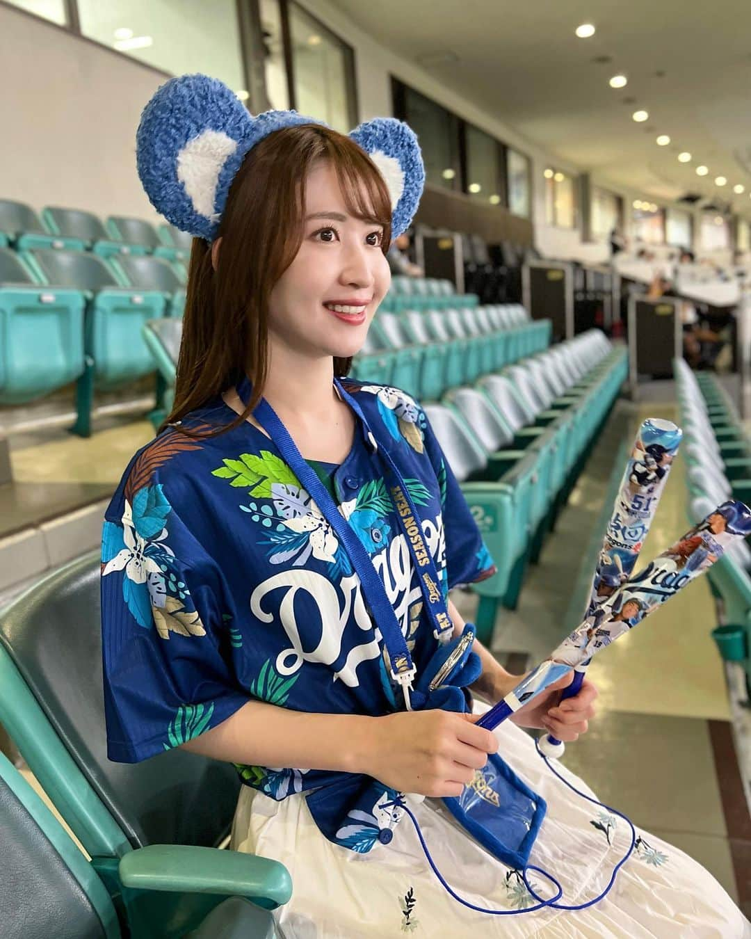 沢井里奈のインスタグラム：「⠀ ⠀ 今シーズンラスト観戦🏟✨  鷲尾さんの国歌独唱、鳥肌立ちました。 生で歌声を聴くのは何年かぶりだったので ほんとに感動😭✨綺麗な歌声でした🥹🌸  試合はもどかしかったけど、 今日は勝ったからよかった💐🤍 ドラゴンズが大好き🥰  食べたものよく質問頂くので、 載せておきますね🤣🤣🤣 🍚キノタク丼(3回目) 🍟ポテト(写真撮り忘れ) 🍦アイス  急遽一人観戦だったので、 1.2枚目は少し前のものです🥺💭 ⠀ ⠀ #dragons #中日ドラゴンズ」