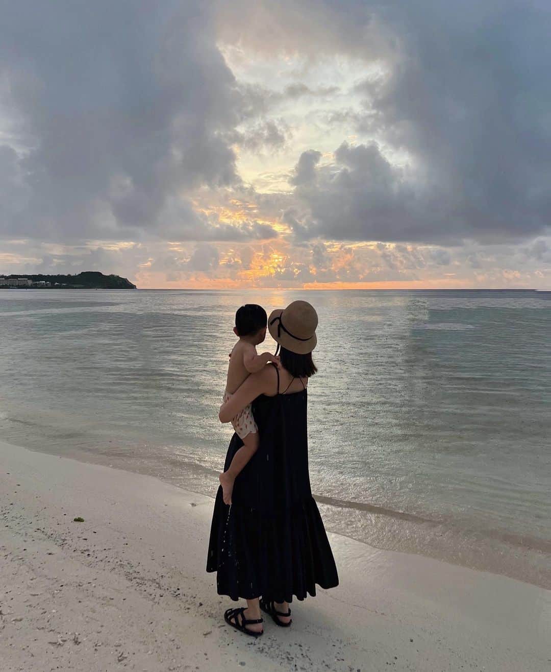 のインスタグラム：「Last dayのサンセット🌥️ 今は雨季だから、この後ものすごい勢いでスコールが降ってきてビーッショビショ〜と大爆笑でした😂 いい思い出...✨  もぅ日本に戻って来ましたが、 すっかり秋の気配🍂 朝晩はとても過ごしやすいですね！  🇬🇺写真はこれで終わりでーす🔚！」