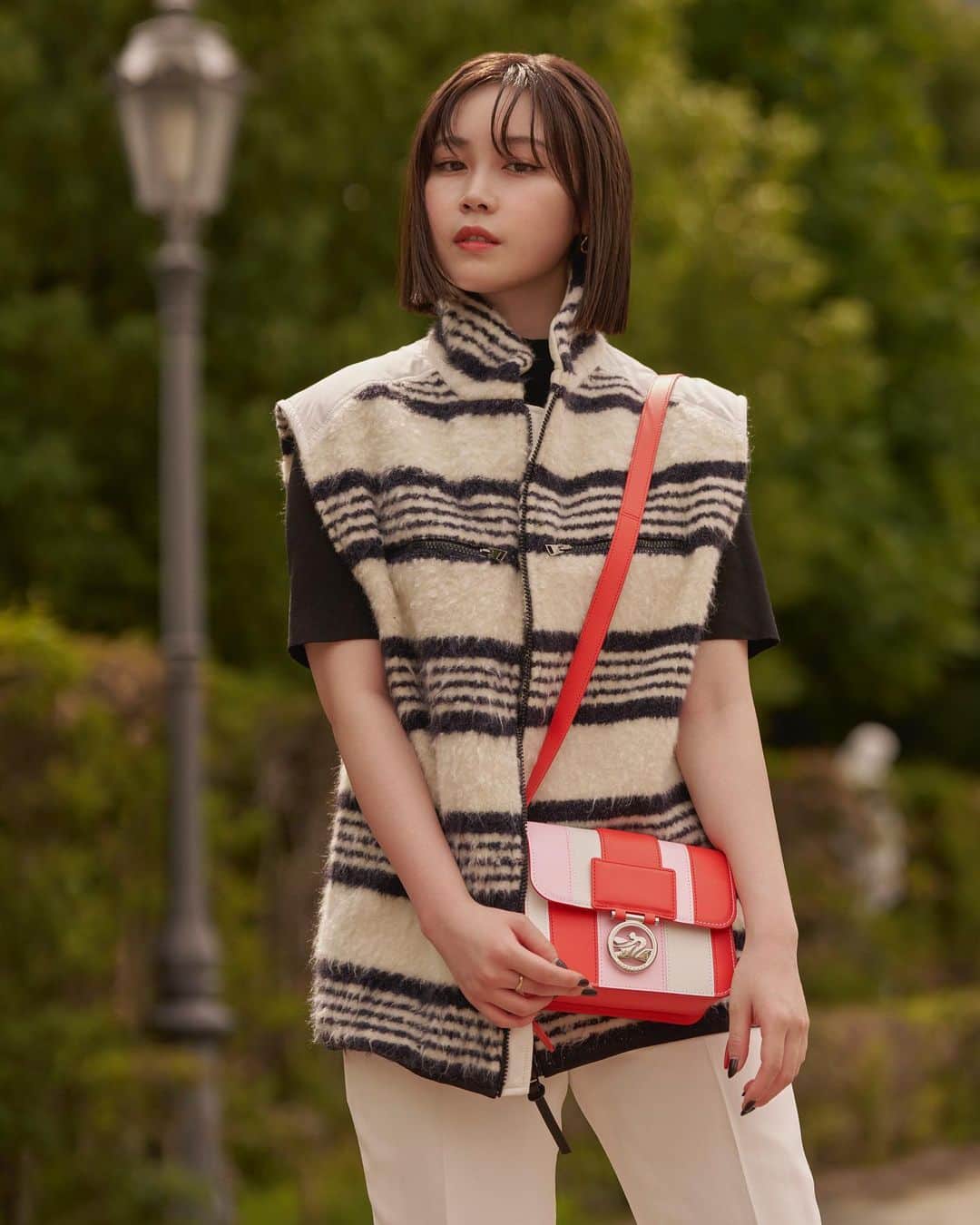 鷲尾伶菜さんのインスタグラム写真 - (鷲尾伶菜Instagram)「ロンシャン「ボックス-トロット」 新作バッグは どんな場面でも持ちやすく カジュアルにも フォーマルにもなれるところが 魅力。  モノクロにワンポイントの華やかなオレンジ。  そしてもうワンパターンは 逆に色鮮やかな中で締まる黒のシックさ。  凄くお気に入りです🫶🏻 #LongchampBoxTrot #LongchampFW23 #ロンシャン#pr」9月25日 20時53分 - reina.washio.official