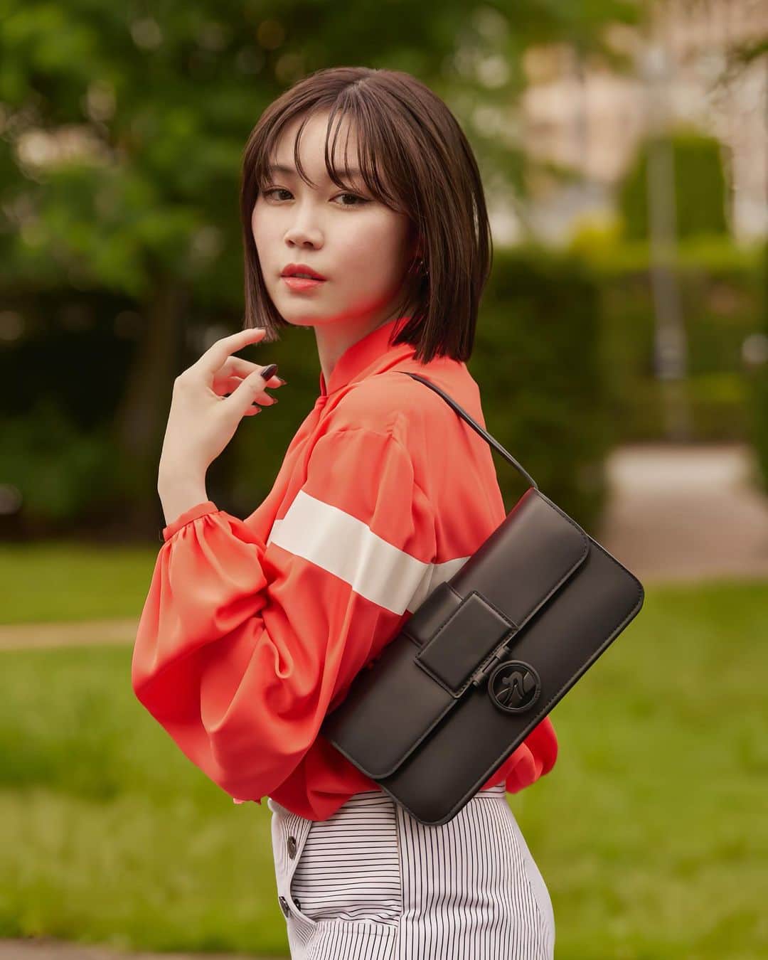 鷲尾伶菜さんのインスタグラム写真 - (鷲尾伶菜Instagram)「ロンシャン「ボックス-トロット」 新作バッグは どんな場面でも持ちやすく カジュアルにも フォーマルにもなれるところが 魅力。  モノクロにワンポイントの華やかなオレンジ。  そしてもうワンパターンは 逆に色鮮やかな中で締まる黒のシックさ。  凄くお気に入りです🫶🏻 #LongchampBoxTrot #LongchampFW23 #ロンシャン#pr」9月25日 20時53分 - reina.washio.official
