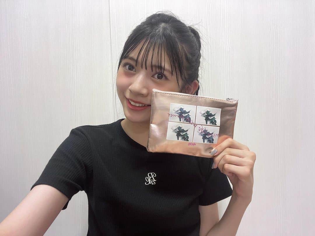のインスタグラム：「9/29 発売のニコラ 11 月号のふろくは｢shrita メタリックフラワーポーチ｣🌷  10/4 にデビューするプチプラ大人ガーリーの新ブランド「シュリータ」との初ふろくです💗  高見えするデザインとカラーが可愛い♡  ぜひゲットしてねー！  #ニコラ #nicola #ニコモ #ニコラ11 月号 #shrita #シュリータ#吉本麗南」