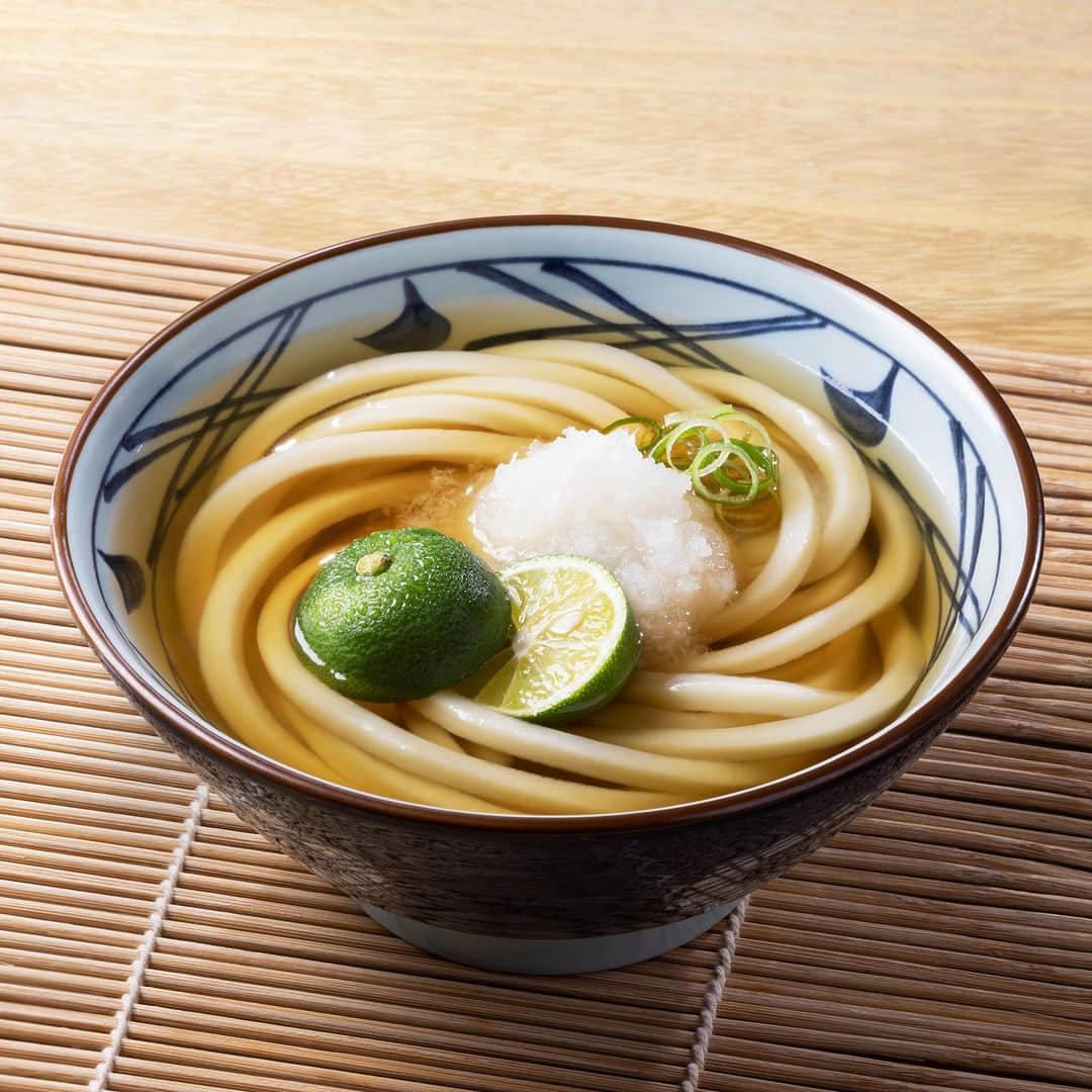 丸亀製麺のインスタグラム：「冷たいうどん派は「🙌」で、あったかいうどん派は「🔥」で教えてください！  今月販売した季節限定商品をいくつか厳選してご紹介👇 暑さが続く日でも肌寒い日でも、いつ来ても食べたいうどんが見つかりますよ♪  🎐すだちおろし冷かけうどん すだちが丸ごとひとつ！残暑厳しいこの時期にぴったりな一杯！  🥢てりやきタル鶏ぶっかけうどん タル鶏シリーズの完全新作！濃厚なてりやきだれをまとったから揚げと、クリーミーなタルタルソースは相性抜群！  🍁山菜おろし冷かけうどん 風味豊かな山菜のうまみがたっぷり！冷たくさっぱりとした味わいでするすると召し上がれます。  🐓タル鶏天ぶっかけうどん 不動の人気を誇る一品！鶏天の下味にゆずを利かせているので、最後までおいしくいただけます。  いずれも10月中旬ごろまで販売予定となっています！食べ逃しのないようご来店ください！  ※一部取扱のない店舗がございます。  #丸亀製麺 #丸亀うどん #udon #麺 #うどん」