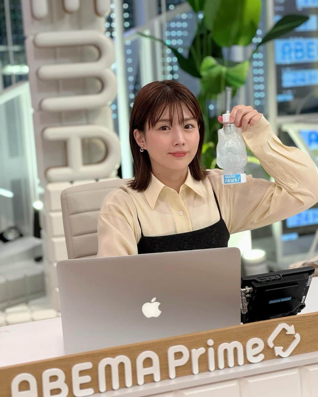 のインスタグラム：「* ポーズセンスに乏しい このあとよる9時〜#アベプラ です❤️‍🔥  ✴︎きょうの衣装✴︎ シャツ&ワンピース @snidel_official   #衣装#snidel」