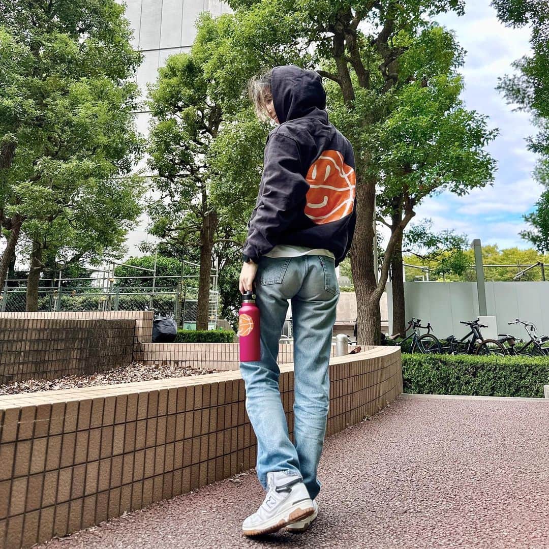 月本えりのインスタグラム：「🏀☺︎ @mcdowellsbrand  👖 #vintagelevis  👟 @newbalance @aimeleondore   バスケットボールだし、650履いた🏀⛹️‍♀️  #fashion #casualstyle #sweatshirt  #basketball #newbalance #aimeleondore #sneakers #vintagedenim」