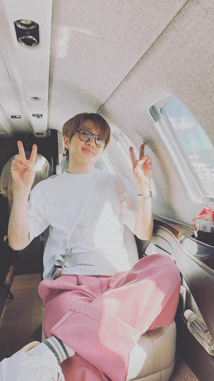 西島隆弘（Nissy）のインスタグラム：「初プライベートジェット✈️  長野公演→大阪公演  飛行時間40分弱。  プライベートジェット流石です。 お陰様で、仕事、いろいろできました。  時間短縮👍」