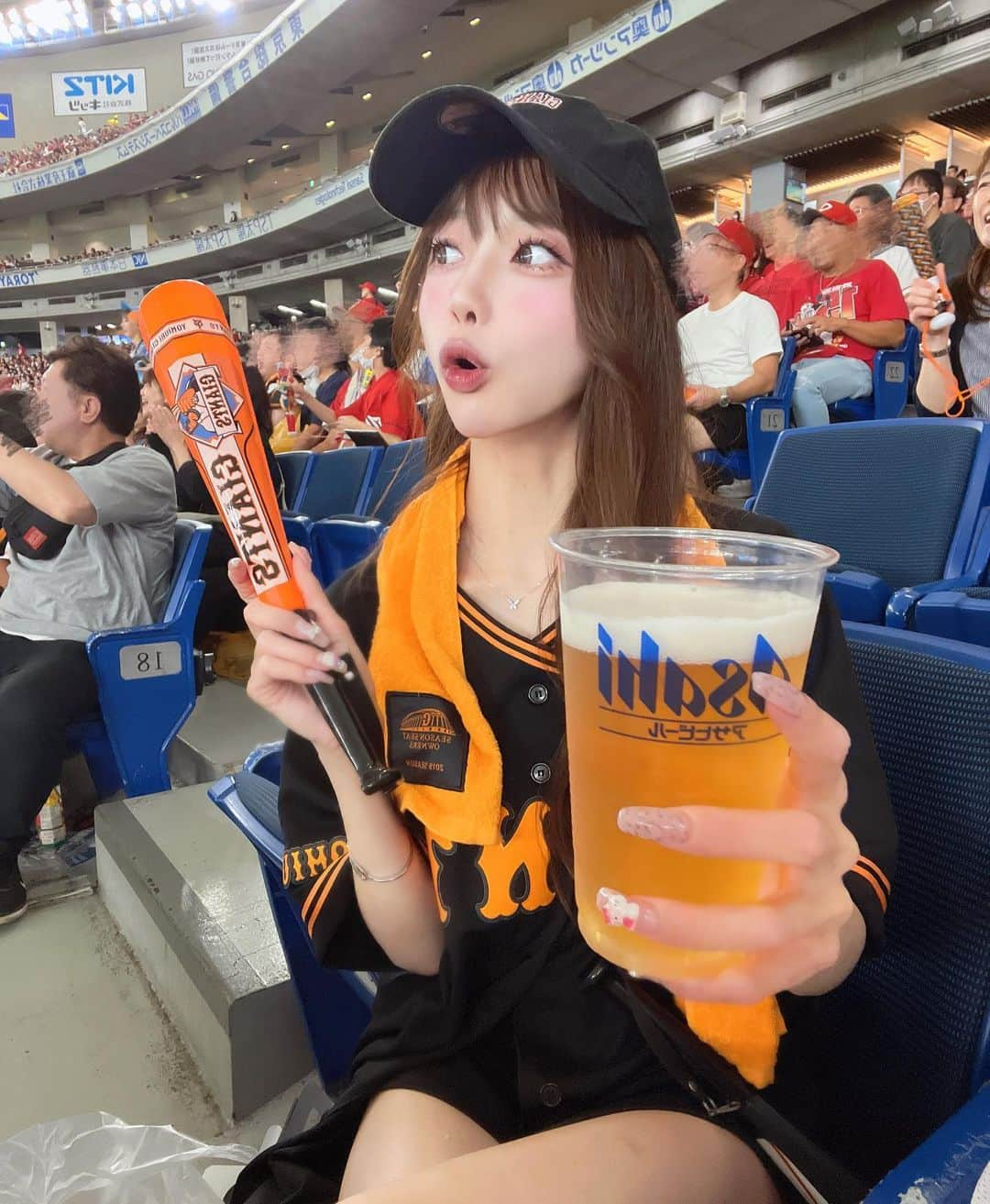 あやちゃんさんのインスタグラム写真 - (あやちゃんInstagram)「東京ドームで巨人戦見てきた⚾️❤️ 巨人vs広島！！ パパからチケットもらったのッ🎟 ユニフォームも一式貸してくれた🤣 パパ推しメンの売り子ちゃんからビール買ったよ🍺❤︎  #野球観戦 #読売ジャイアンツ #読売巨人軍 #巨人戦 #東京ドーム #東京ドーム売り子 #巨人ファン #巨人軍 #ジャイアンツ女子 #ジャイアンツ #野球女子 #野球ユニフォーム #坂本勇人 #野球弁当」9月25日 20時57分 - aya.you.love.r