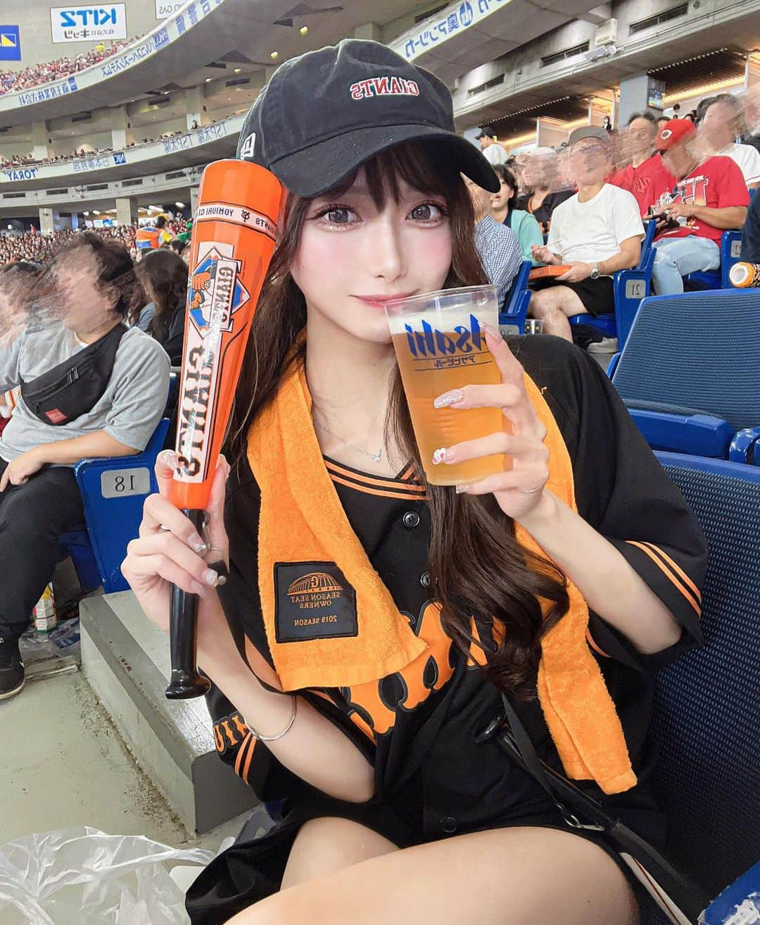 あやちゃんさんのインスタグラム写真 - (あやちゃんInstagram)「東京ドームで巨人戦見てきた⚾️❤️ 巨人vs広島！！ パパからチケットもらったのッ🎟 ユニフォームも一式貸してくれた🤣 パパ推しメンの売り子ちゃんからビール買ったよ🍺❤︎  #野球観戦 #読売ジャイアンツ #読売巨人軍 #巨人戦 #東京ドーム #東京ドーム売り子 #巨人ファン #巨人軍 #ジャイアンツ女子 #ジャイアンツ #野球女子 #野球ユニフォーム #坂本勇人 #野球弁当」9月25日 20時57分 - aya.you.love.r