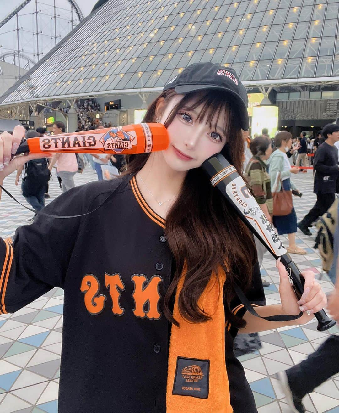 あやちゃんさんのインスタグラム写真 - (あやちゃんInstagram)「東京ドームで巨人戦見てきた⚾️❤️ 巨人vs広島！！ パパからチケットもらったのッ🎟 ユニフォームも一式貸してくれた🤣 パパ推しメンの売り子ちゃんからビール買ったよ🍺❤︎  #野球観戦 #読売ジャイアンツ #読売巨人軍 #巨人戦 #東京ドーム #東京ドーム売り子 #巨人ファン #巨人軍 #ジャイアンツ女子 #ジャイアンツ #野球女子 #野球ユニフォーム #坂本勇人 #野球弁当」9月25日 20時57分 - aya.you.love.r