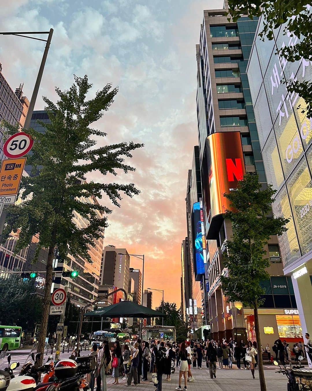 JunJunさんのインスタグラム写真 - (JunJunInstagram)「. 綺麗な夕焼けに遭遇 🌆🇰🇷  #韓国 #弘大 #フィルター無しでこの綺麗さ #紗代子に撮ってもろて 📸 @osayo_osayo」9月25日 21時07分 - junjun393