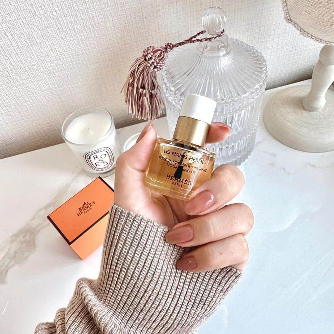 のインスタグラム：「.  ずっと欠品してたHERMESのネイルオイル🍊  100％天然成分のオイルで抗菌・皮膚再生力があるマスティハ樹脂が配合されていてアンチエイジング効果もあるの〜  ネイルオイルはこれ以外使えないってくらいお気に入り◎  .  #💅」