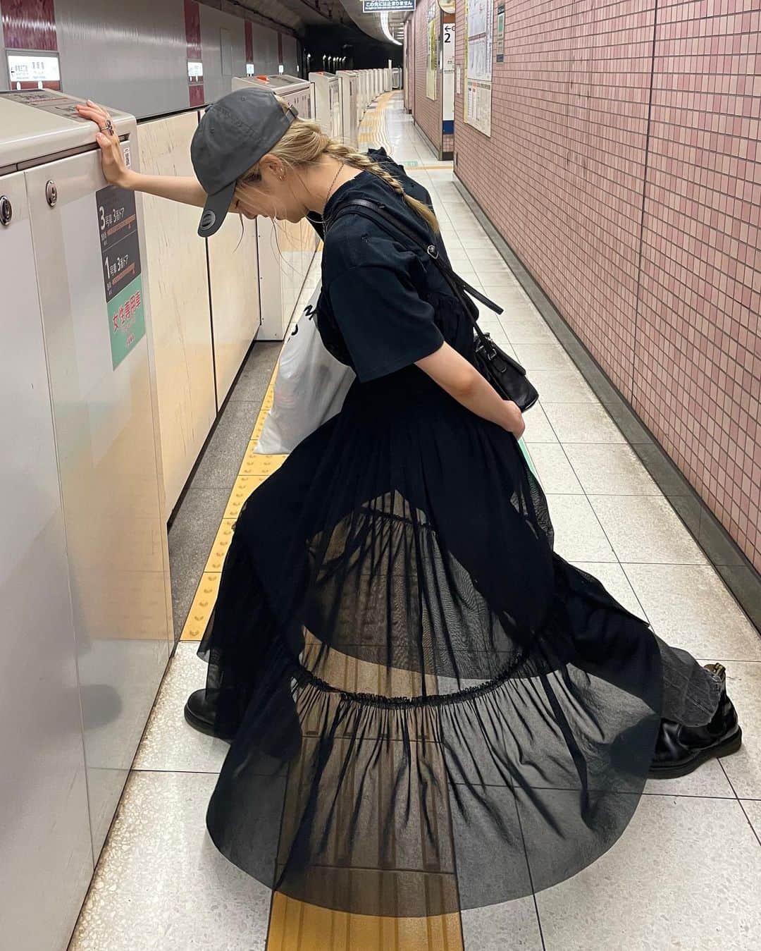 miriishiiのインスタグラム：「🫷😌 ✨ ⁡ 人に邪魔にならないスペースがあれば 割といつでもストレッチしたいタイプです🤸‍♀️ こちらはちなみに #チュクミ を食べたあとの 食後のストレッチ。笑 ⁡ ⁡ #友に撮られていた素」