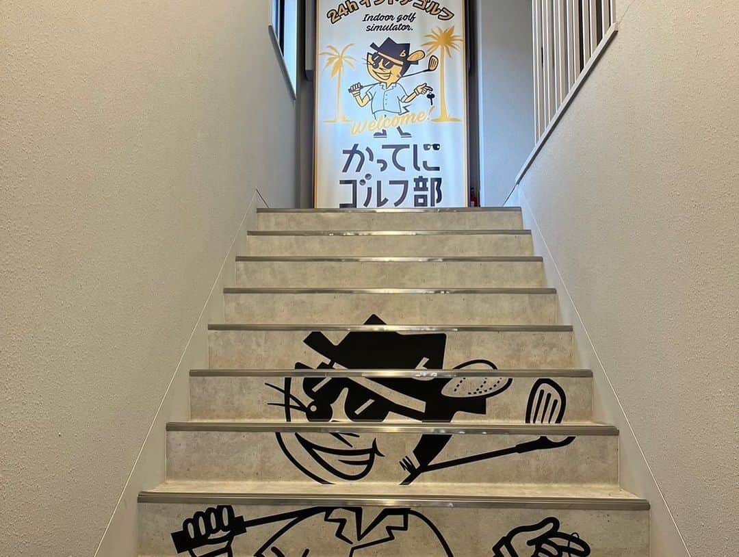 徳永悠平さんのインスタグラム写真 - (徳永悠平Instagram)「Vファーレン長崎時代から大変お世話になっているハウジングロビー様が運営をする、会員制の24時間インドアゴルフ 『かってにゴルフ部24h』 がいよいよ今週末プレオープンとなります！ なんといってもカリフォルニア感🌴と気軽に通える感🏃‍♂️が最高で、私自身もこの施設で更にゴルフの精度もあげて楽しんでいきたいと思っています。 当日は私とのドラコン対決イベントがあります！ 勝つと豪華賞品も当たりますので是非遊びにきてください。 当日体験(来場)はフリーです。 ドラコン対決はQRコードから事前予約が必要です。 是非、お待ちしています！  https://katteni-golf.jp/  #ハウジングロビー　#かってにゴルフ部　#アンバサダー　#徳永悠平　#vファーレン長崎　#シュミレーションゴルフ　#インドアゴルフ　#ゴルフラウンジ　#プレポながさき　#マルシャル  #ゴルフレッスン　#ゴルフ練習　#ゴルフ好き」9月25日 21時02分 - yuhei02