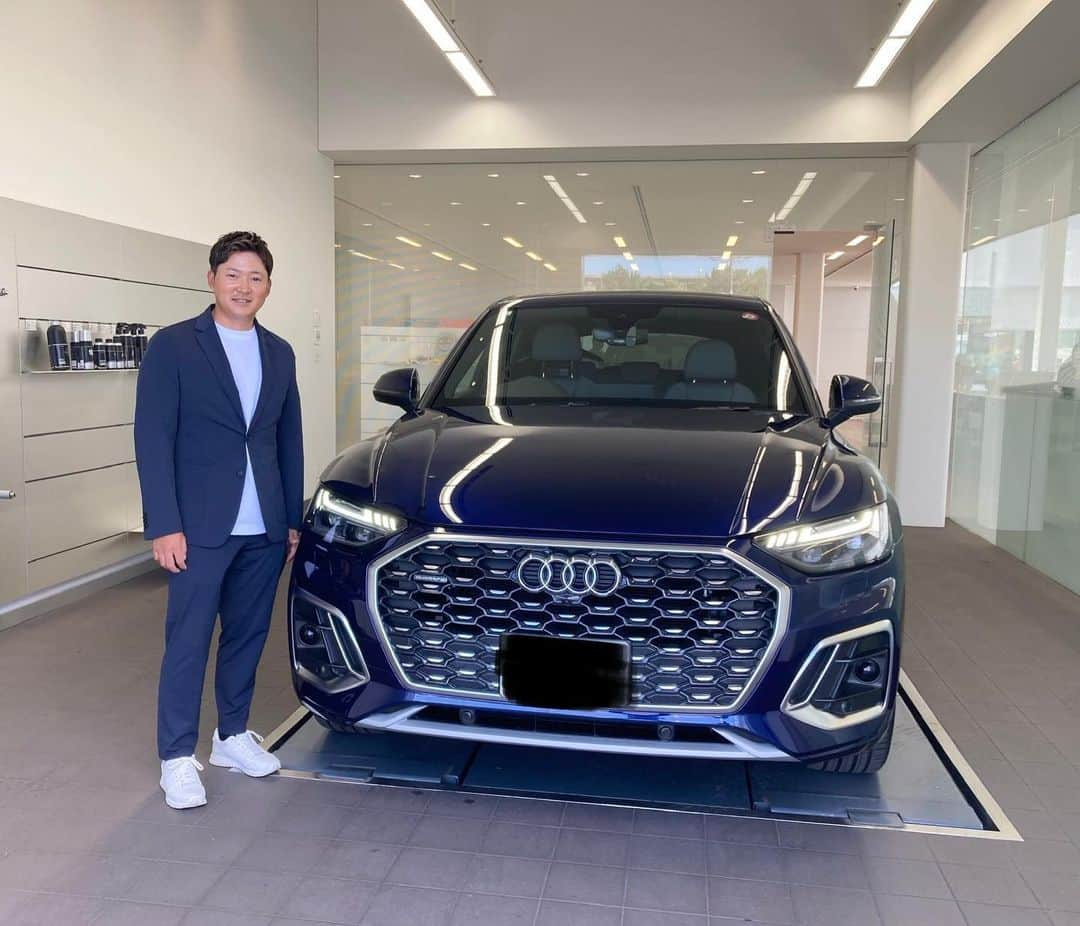 今平周吾のインスタグラム：「いつもお世話になっている株式会社MID様より、新たに【Audi Q5 Sportback high style】をご提供頂きました。  スタイリッシュなデザインで、尚且つ内装も高級感に溢れていて、長距離移動の助けになってくれそうです。  今シーズン残りの試合は、この新たな相棒とともにしっかり戦い抜きたいと思います。  #Audi #Audiさいたま新都心 #MID」