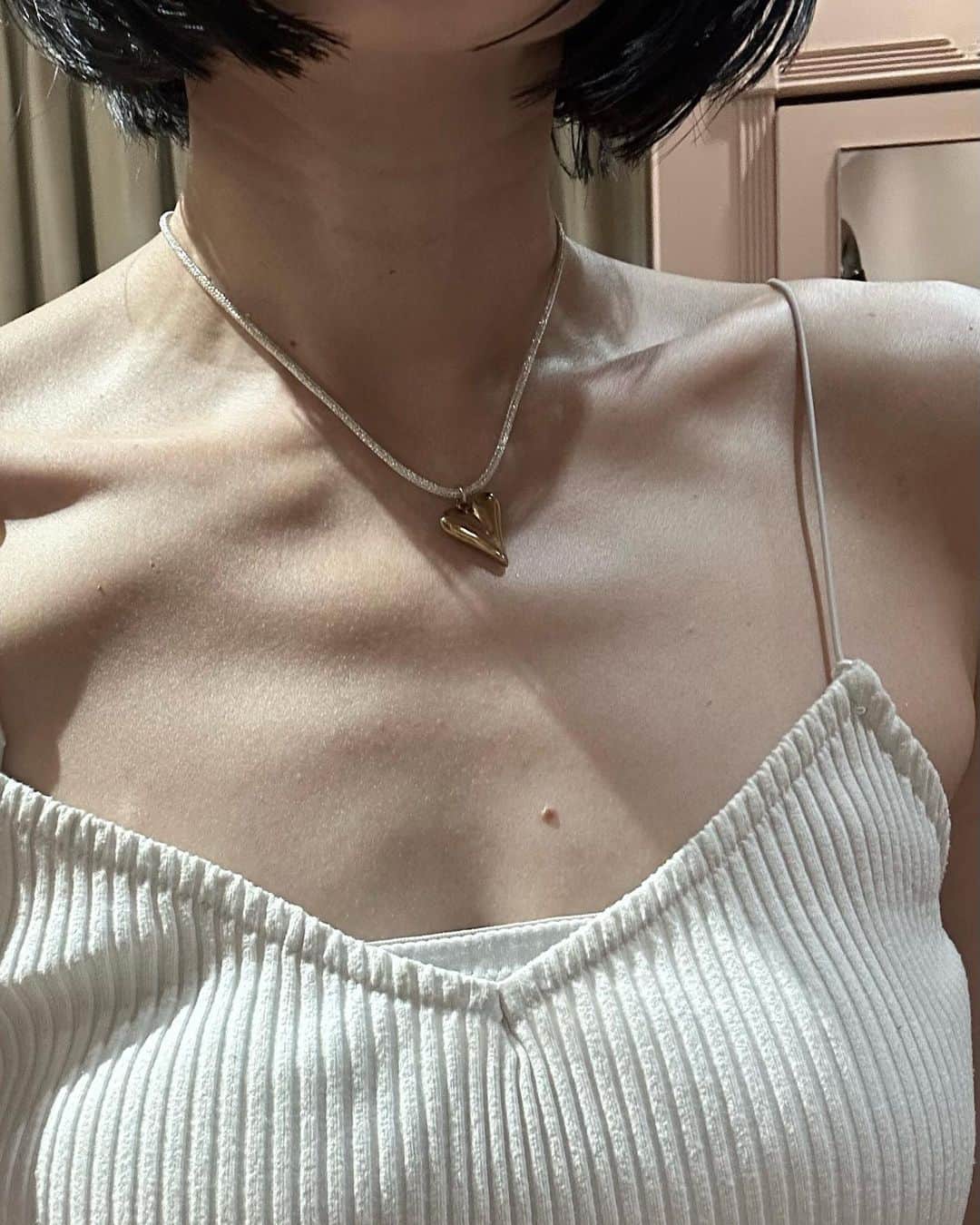 簑島三佳のインスタグラム：「リブキャミLOVE  毎年夏大活躍  秋もシアートップスの中に入れたり凄く便利で新色出る度買っちゃうお気に入り  3枚目はサンプルセールをお手伝いしているチビ🫶  @honeymihoney_official  #HONEYMIHONEY」