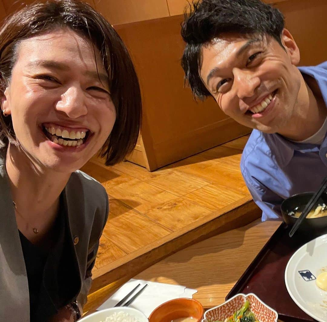 峯村沙紀のインスタグラム：「🧡💙 ・ ・  4ヶ月ぶりくらいの再会😇 片割れが、新宿まで来てくれました💫  バレーボールの話もだけど、深い話もいつもし合えて、刺激をもらっています❤️‍🔥  家族、きょうだいの存在に感謝😇  いつもありがとう💐  #双子じゃないよ #峯村雄大 #東レアローズ男子 #東レアローズ #バレーボール #男子バレーボール #Vリーグ #新宿 でのランチ」