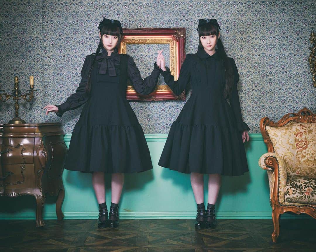 RinRinさんのインスタグラム写真 - (RinRinInstagram)「そろそろハロウィンだね🖤 @mihomatsuda_official の新しい「Secret of Twins」シリーズをモデルさせて頂きました♪このシリーズのシルエット全部可愛くてシックな感じします🖤  It’s spooky season! 👻  Modeling for  #mihomatsuda new “Secret of Twins” series 🖤 everything in the series look chic and have a beautiful silhouette!  Brand: @mihomatsuda_official  Photo: @daisukekiyota   #rinrinmodel  #rinrindoll #japan #tokyo #harajuku #japanesefashion #tokyofashion #harajukufashion #東京 #コーデ #今日のコーデ #原宿 #ootd  #ゴスロリ #ゴシックロリィタ #ロリィタ #ロリータ #egl #elegantgothiclolita #monotone #モノクロ #秋冬コーデ #autumnootd #fallootd」9月25日 21時09分 - rinrindoll