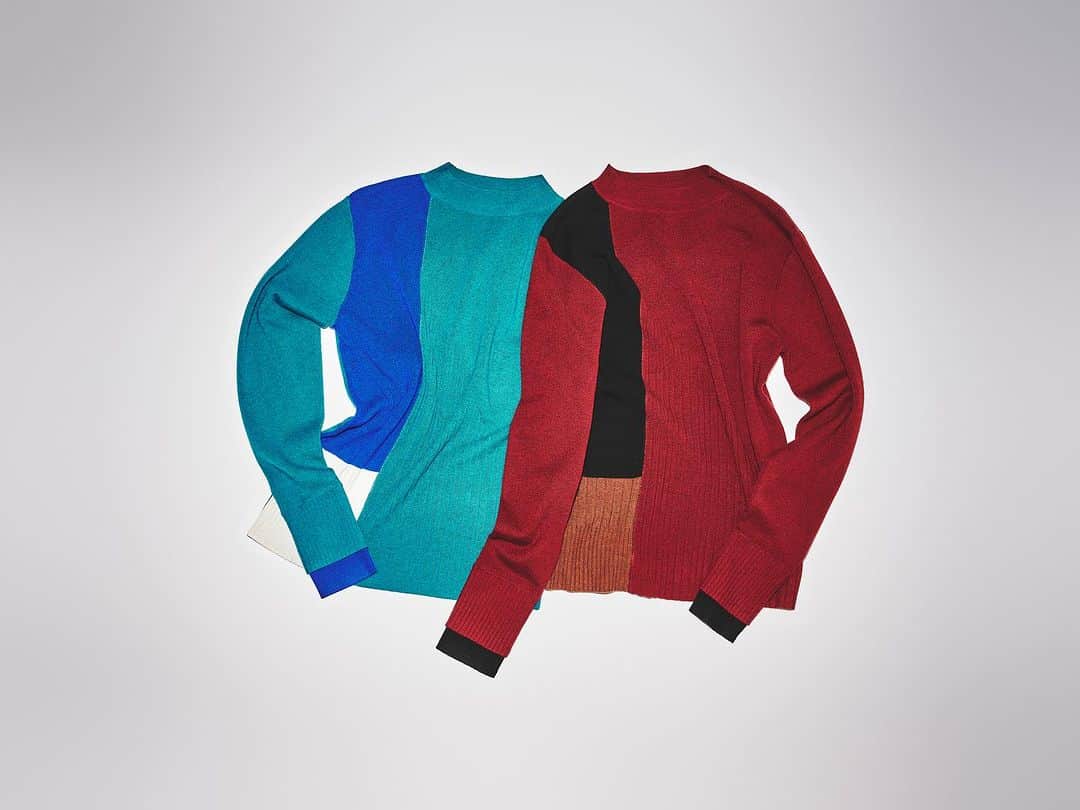LOVELESS/GUILD PRIME 公式アカウントのインスタグラム：「【EXCLUSIVE ITEMS FOR ONLINE STORE # 02】 BLOCKING 2 FACE KNIT PULLOVER Pullover ￥19,800 (62N-75-222)  人気の前後着用が可能なカラーブロックニットにグリーン・ボルドーがWEB限定カラーで登場！タイトすぎないほど良いオフボディのシルエット。配色のブロッキングに加え、表情の異なる編地もブロッキングしたユニークな1着です。タテに入ったラメのラインもアクセントに。 秋スタイリングに映えるアクセントカラーのグリーンと季節感高まるレッドカラーの2色のご用意。  FEATUREにて最新コンテンツを公開中」