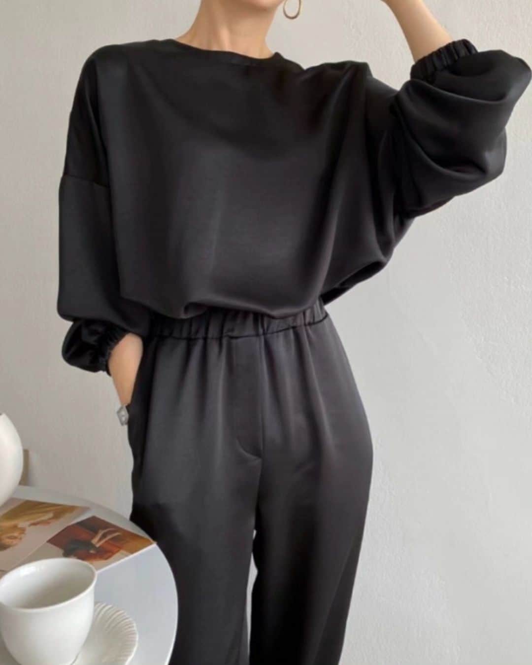 Y's Stellaのインスタグラム：「.@ys_stella_shop  🖤New setup サテンのような光沢のあるセットアップが新登場✨ 軽くて着やすくて形も可愛いのでついつい着ちゃう🥺 光沢があるので高級感が出て、タウンにもお出かけok🖤 ファージレやジャケット羽織ってもかっこ良いコーデが完成✨ １枚あるととっても使えます✨  #セットアップ#サテン#ブラックコーデ#秋冬トレンド#秋冬」