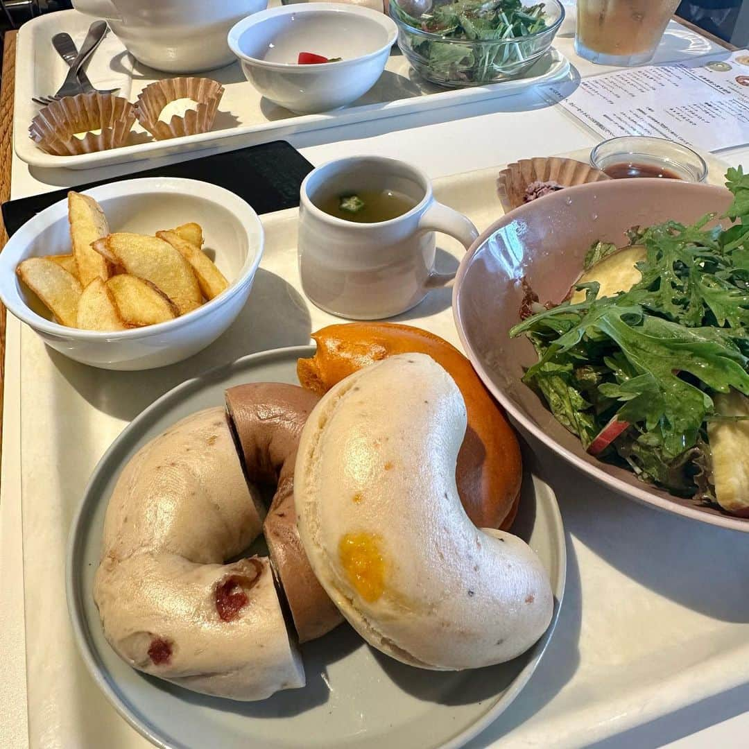 笹井千織さんのインスタグラム写真 - (笹井千織Instagram)「ベーグル食べ放題ランチ🥯 あっつあつ&もっっっちもちベーグルです🤤♡」9月25日 21時09分 - chiwori___