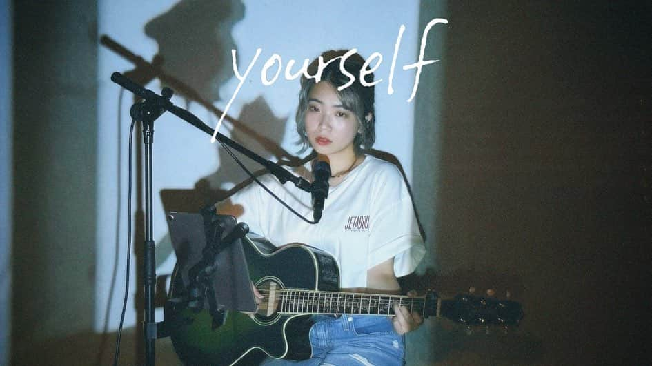 野田愛実のインスタグラム：「* 野田愛実 - yourself（self cover） 🎥https://youtu.be/PCpfwi6d418  いよいよ今夜 #やわ男とカタ子 の最終回ということで #yourself の弾き語りを🌹  毎週、エンディングで いろんな "愛は無敵だ" を聴くことができて 幸せでした🐣🩵  最終回もリアタイで観ます！ #やわカタ  @yawaotokatako_tx」