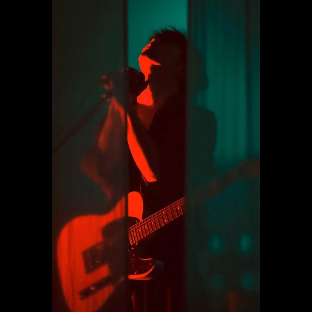 北嶋徹のインスタグラム：「⠀ 昨日の余韻に包まれてます 6月から始まったアジアツアー たくさんの限界にぶつかりながらも完走 会場のエネルギーで羽田から飛び発ちそうでした✈️ メンバー,スタッフ,そして観に来てくれたみんなありがとう 12/8の時雨もぜひ🌪️  どんな風に見えていたんだろう　  Photo by Takayuki Okada @suzukitakayuki_atelier   Drums: Tatsuya Amano(Crossfaith) Bass: Yoshida Ichiro Untouchable World Piano: Sara Wakui Violin & Synthesizer: Mai Ohtani」