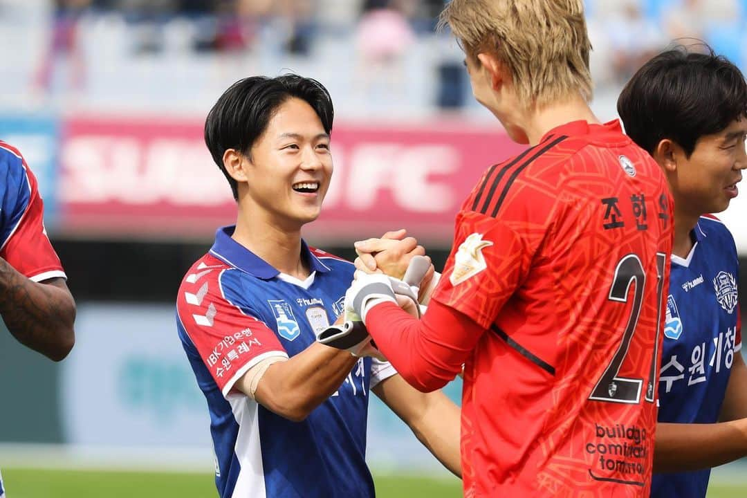 イ・スンウさんのインスタグラム写真 - (イ・スンウInstagram)「팬 여러분들의 응원 덕분에 이달의 선수상을 받을 수 있었습니다. 시즌이 끝날 때까지 포기하지 않고 최선을 다하는 모습 보여드리도록 저희 수원FC 선수 모두가 노력하겠습니다! 다시 한번 감사합니다!!」9月25日 21時11分 - seungwoolee