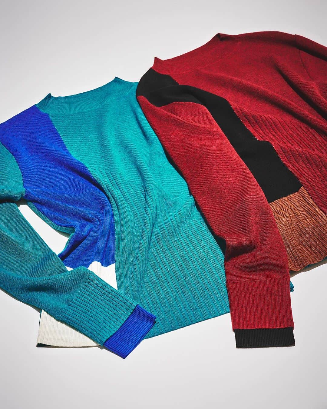 LOVELESS/GUILD PRIME 公式アカウントのインスタグラム：「【EXCLUSIVE ITEMS FOR ONLINE STORE # 02】 BLOCKING 2 FACE KNIT PULLOVER Pullover ￥19,800 (62N-75-222)  人気の前後着用が可能なカラーブロックニットにグリーン・ボルドーがWEB限定カラーで登場！タイトすぎないほど良いオフボディのシルエット。配色のブロッキングに加え、表情の異なる編地もブロッキングしたユニークな1着です。タテに入ったラメのラインもアクセントに。 秋スタイリングに映えるアクセントカラーのグリーンと季節感高まるレッドカラーの2色のご用意。  FEATUREにて最新コンテンツを公開中」