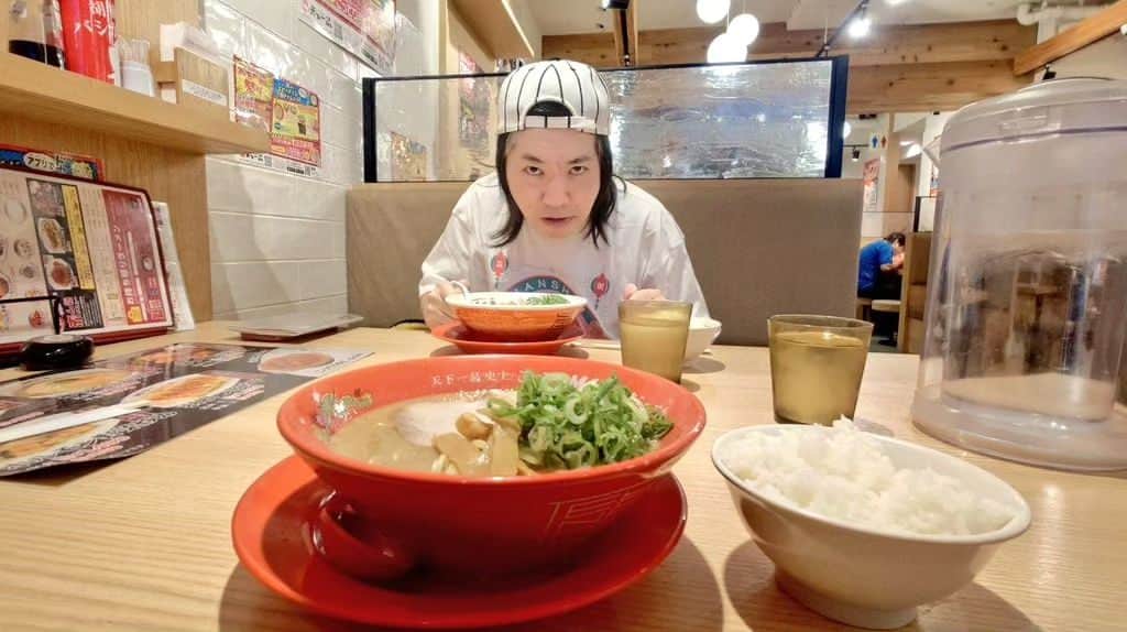 のインスタグラム：「今日はメテさんが家庭の事情で急遽大阪に帰らなければならなくなったので路上ライブは中止に！中野でキムさんに遊んでもろてます！おもろ過ぎ！！！  #中野」