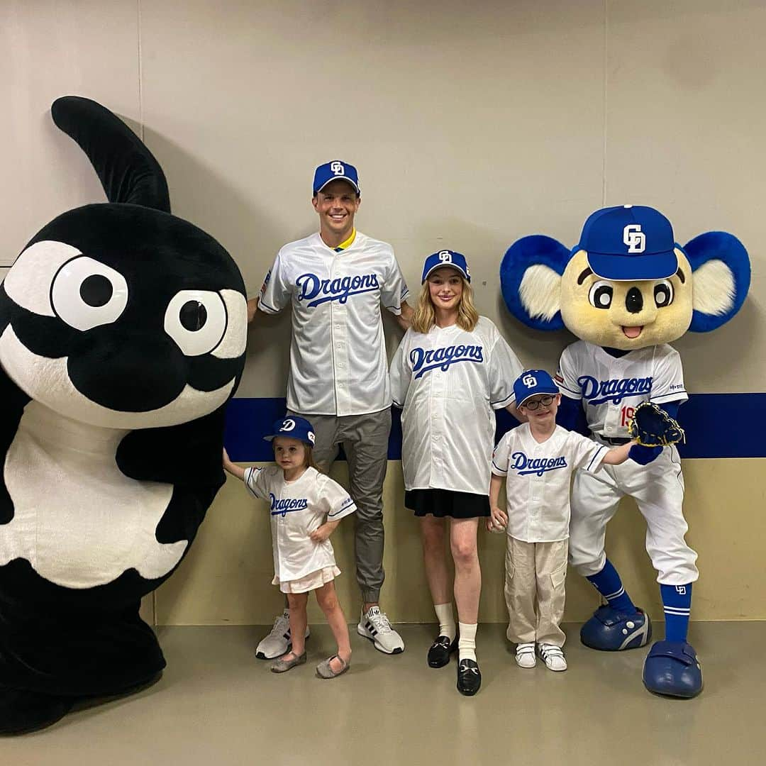 リアノン・ランゲラック（ミッチェル・ランゲラックの妻）のインスタグラム：「Fun night out at the baseball! Thanks for having us @chunichidragonsofficial such an amazing experience ⚾️🙌🏼💙」