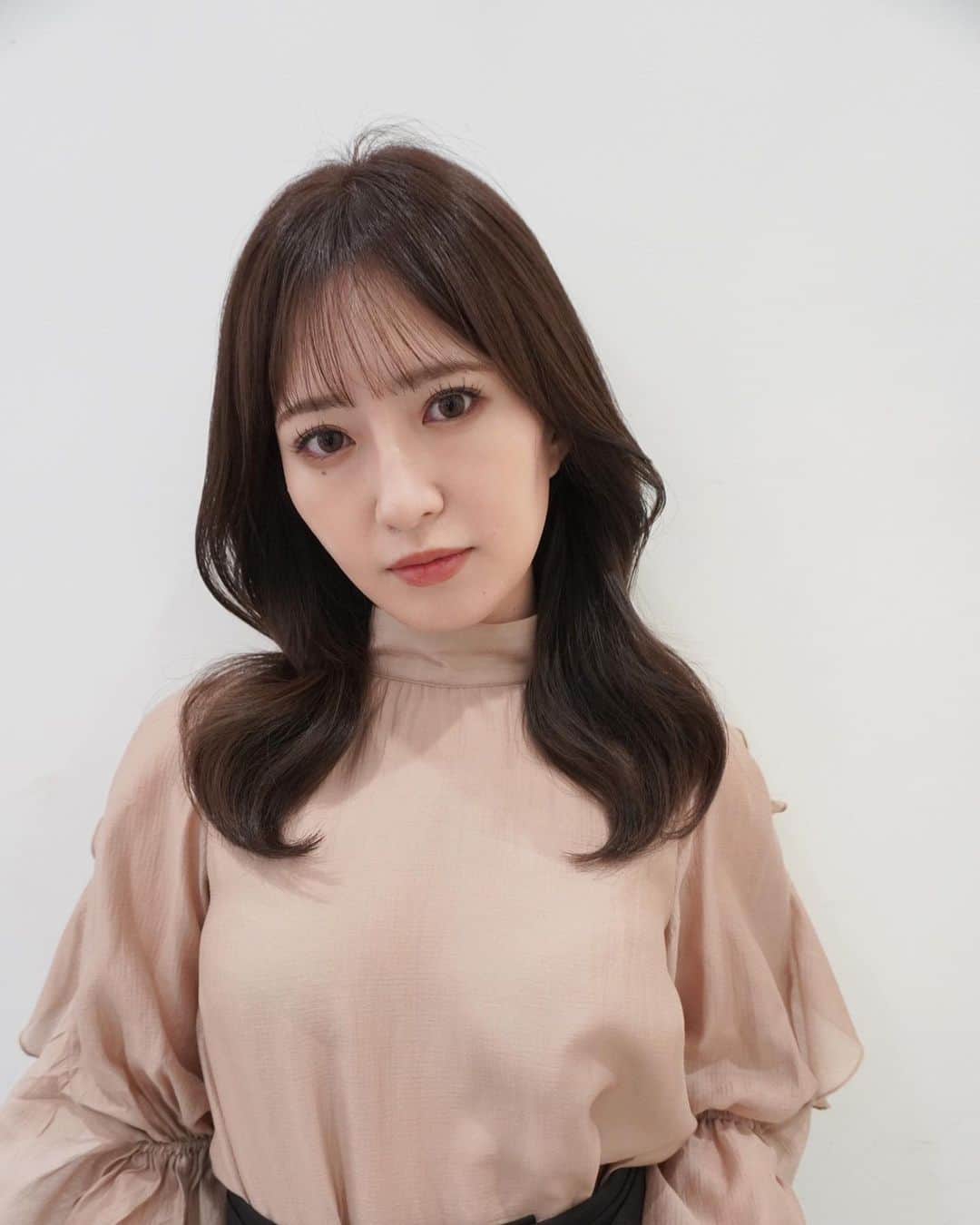 のインスタグラム：「大西さんカメラ📸  秋色に🍂少しふんわり明るめに。 前髪も分厚めにしてみた。  #スターダスト #伊藤彩華 #カラー #ヘアカラー #前髪 #shima #秋色」