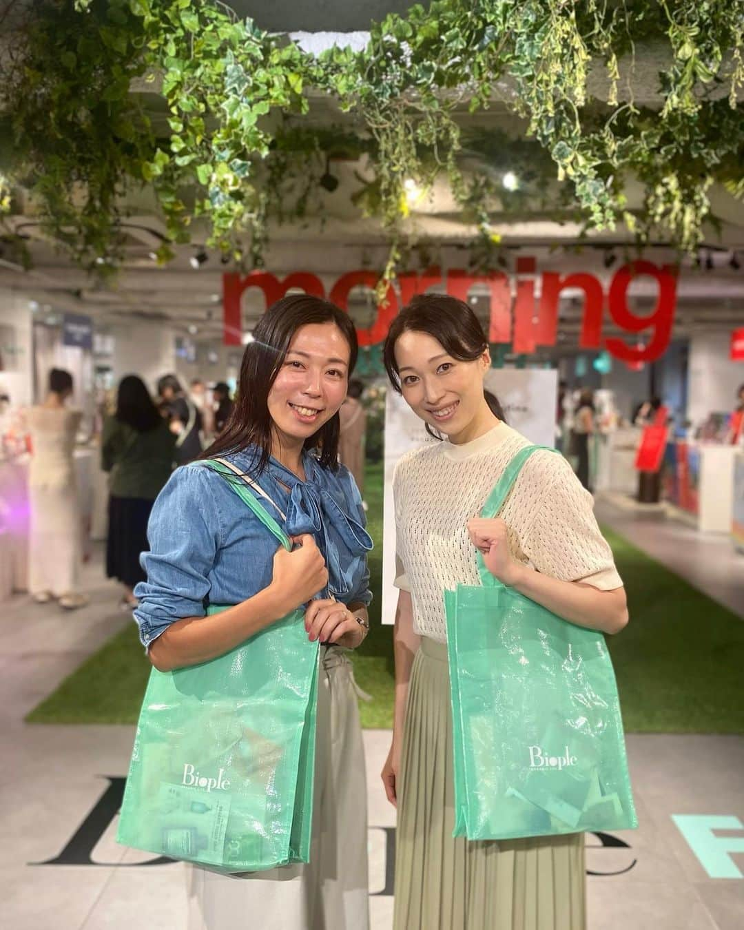 海隼人（有馬佐織）さんのインスタグラム写真 - (海隼人（有馬佐織）Instagram)「昨日は、カレーlunchがメインだった訳ではなく、Biople Fesという展示会のイベントが目的でした🐳✨  同期で植物学療法士のネモ　@ranka.natsushiro  に、 お付き合い頂き、色々な知識や新商品の説明を聞きながら、ブースを楽しんでまわらせて頂きました🤗  今日は、気になったコスメ商品を抜粋してup🌟  2枚目　#nanatula  #口紅 左奥の3本は同じ色味、一番ピン💡ときたので、スタッフさんにお聞きしてみると、これから発売の商品でした♪ 秋冬に良さそうなダーク過ぎず、濃過ぎず、使いやすそうでした！ しかも、リップ以外にチークとしても可能みたいです。 容器は、再利用したプラスチックで、更に使用済みプラスチックは、また回収して再利するとっ😳😳😳！！スンバラシイ👏👏👏  3枚目　#drbronners  #マジックソープ #シュガーソープ 宝塚の楽屋でも、 使ってる人をよく見かけたなぁ〜ってネモと話しながら、久しぶりに香りを嗅がせて頂き、昔は見かけなかったシュガースクラブ入りの試供品を頂いたので、これから使用するのが楽しみ🦩✨  4枚目　#chantacharm  #ディープモイストローションex  こちらの化粧水は、個人的に日焼け止めを使用していたこともあったブランドさん☝️ 昨年度も販売していたようですが、直ぐに完売してしまったみたい🫢 使用感は浸透していく感じも、使用後のもっちり感も、私好みでした😽🫶  5枚目　#amritara  #ホワイトバーチモイストウォーター　 北海道の白樺樹液や無農薬のりんご🍎を使用と、原材料から全てこだわり抜かれた化粧水🤩✨ ベタつかないのにみずみずしい〜🌟 更に！容器も詰め替え用レフィルまである こだわり⭐️⭐️⭐️  6枚目 #minmina  #洗顔クレンジングパウダー 米粉、コメヌカが主な原料でしたが、しっかりマスカラのメイクもスッキリ落ちるけど、洗い上がりはつっぱらない🌝✨びっくりでした🪽✨  #高揚感#わくわく #美 #新商品#展示会 #bioplefes #bioplebycosmekitchen  #美味しい#おしゃれ #beauty#美容 #使いたい物みっけ#😆#❤️ #happy #smile #元宝塚#宝塚og #海隼人」9月25日 21時12分 - saorimahalo