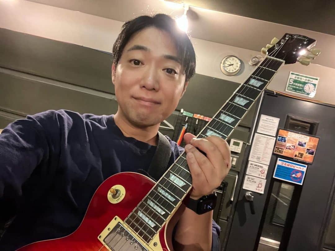 西野誠のインスタグラム：「終演後もギター弾きました🎸  #ミュージカルスクールオブロック」