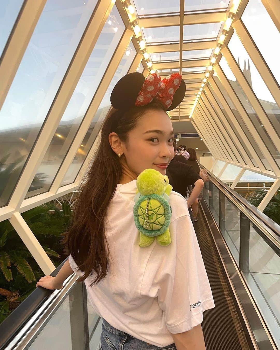 原花奈妃のインスタグラム：「オルメルの後頭部愛おしい🐢♡ コーデはハイライトにあります  ・ #tokyodisneyland  #ディズニーランド  #ディズニーコーデ  #olumel #オルメル #outfitoftheday  #ootd #moussy #uniqlo #ユニクロ #コーデ」