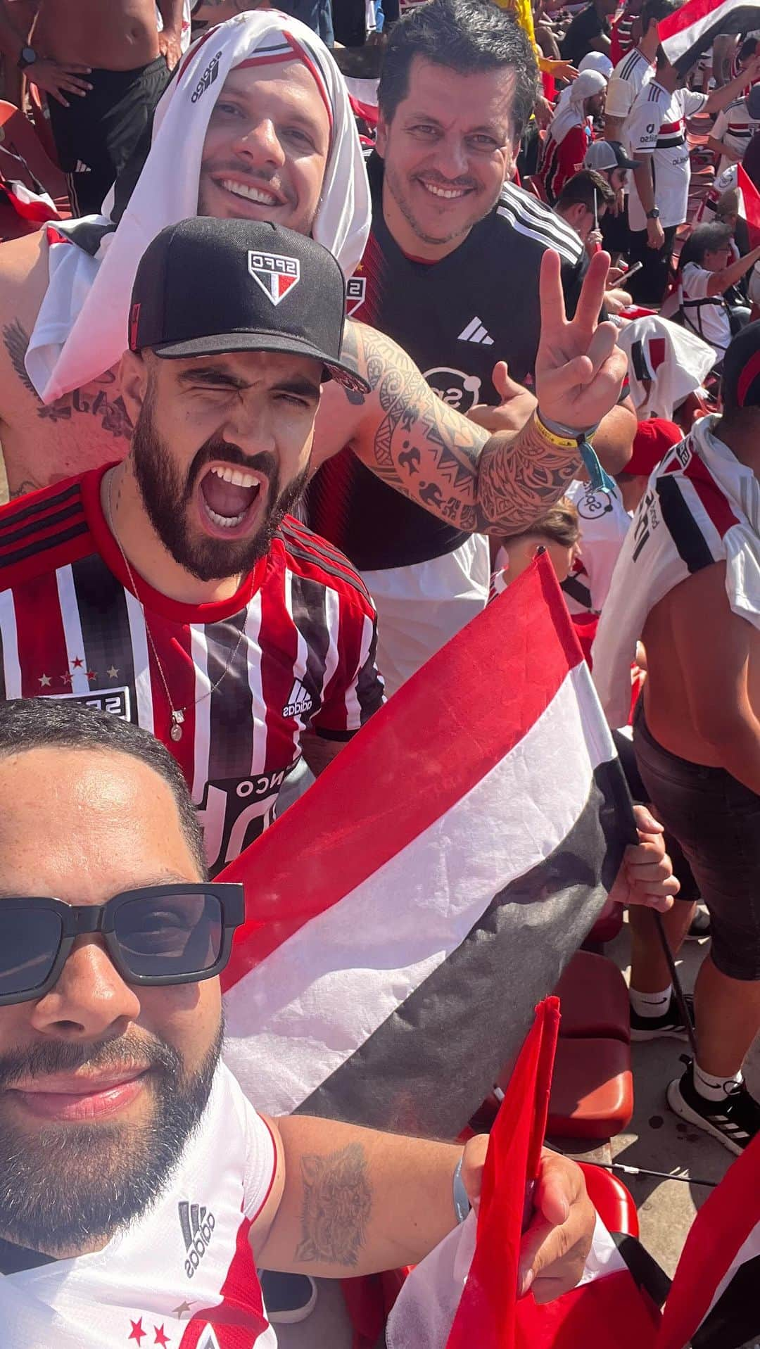 カイオ・カストロのインスタグラム：「Campeão ❤️🖤🤍 @saopaulofc」